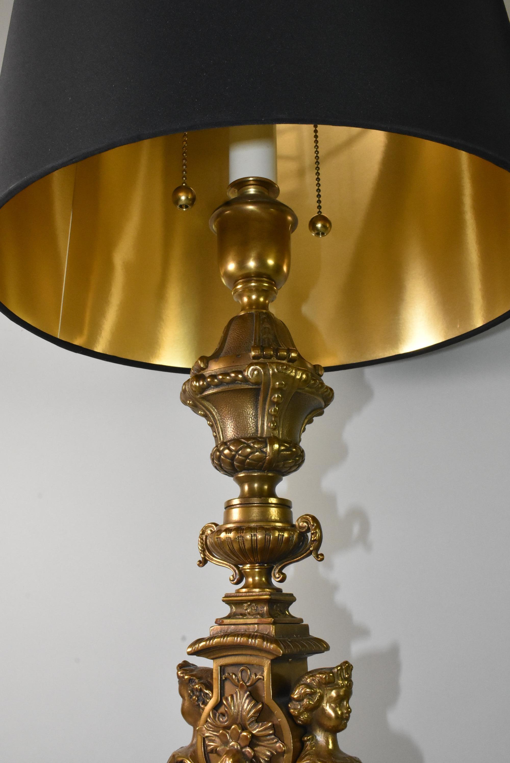 Laiton Lampe de table figurative italienne Renaissance en bronze en vente