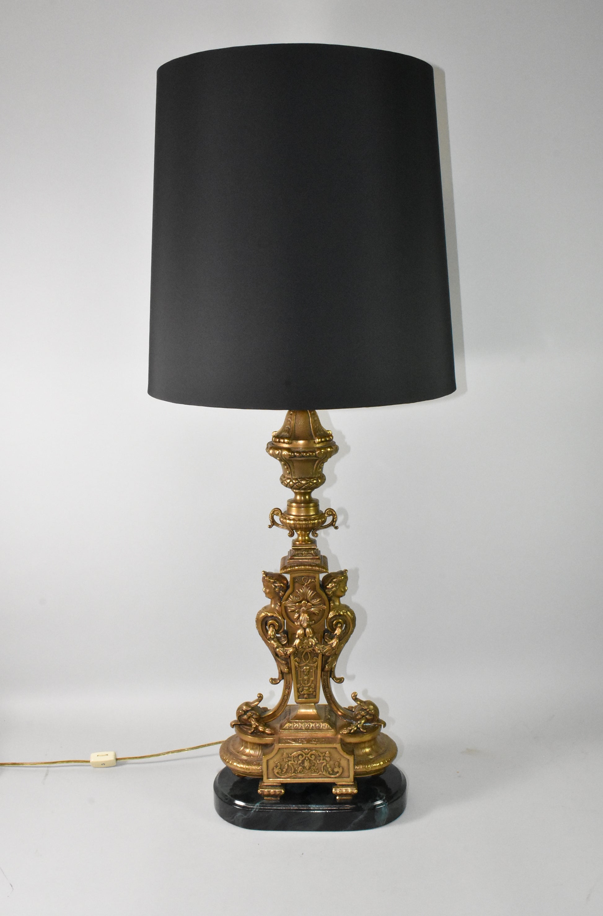 Lampe de table figurative italienne Renaissance en bronze en vente