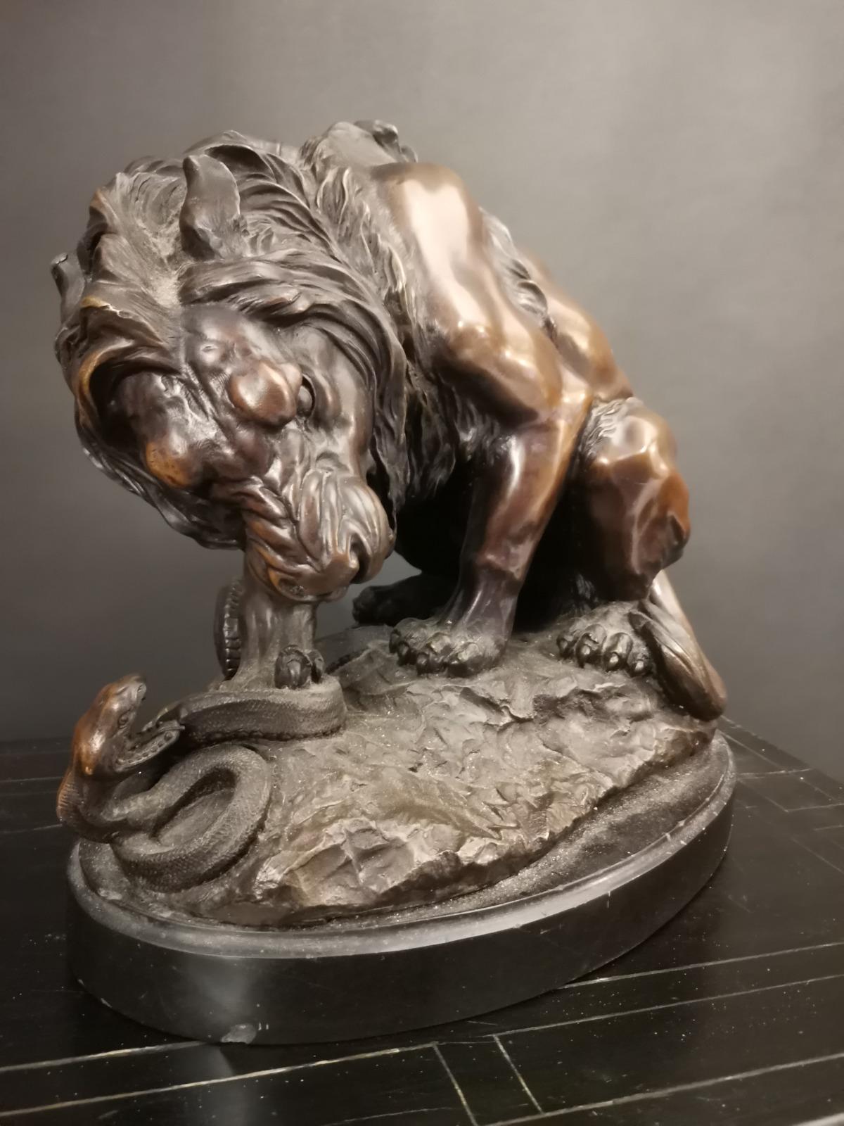 Bronze Figural Group of a Lion Fighting a Snake, 19th Century 1