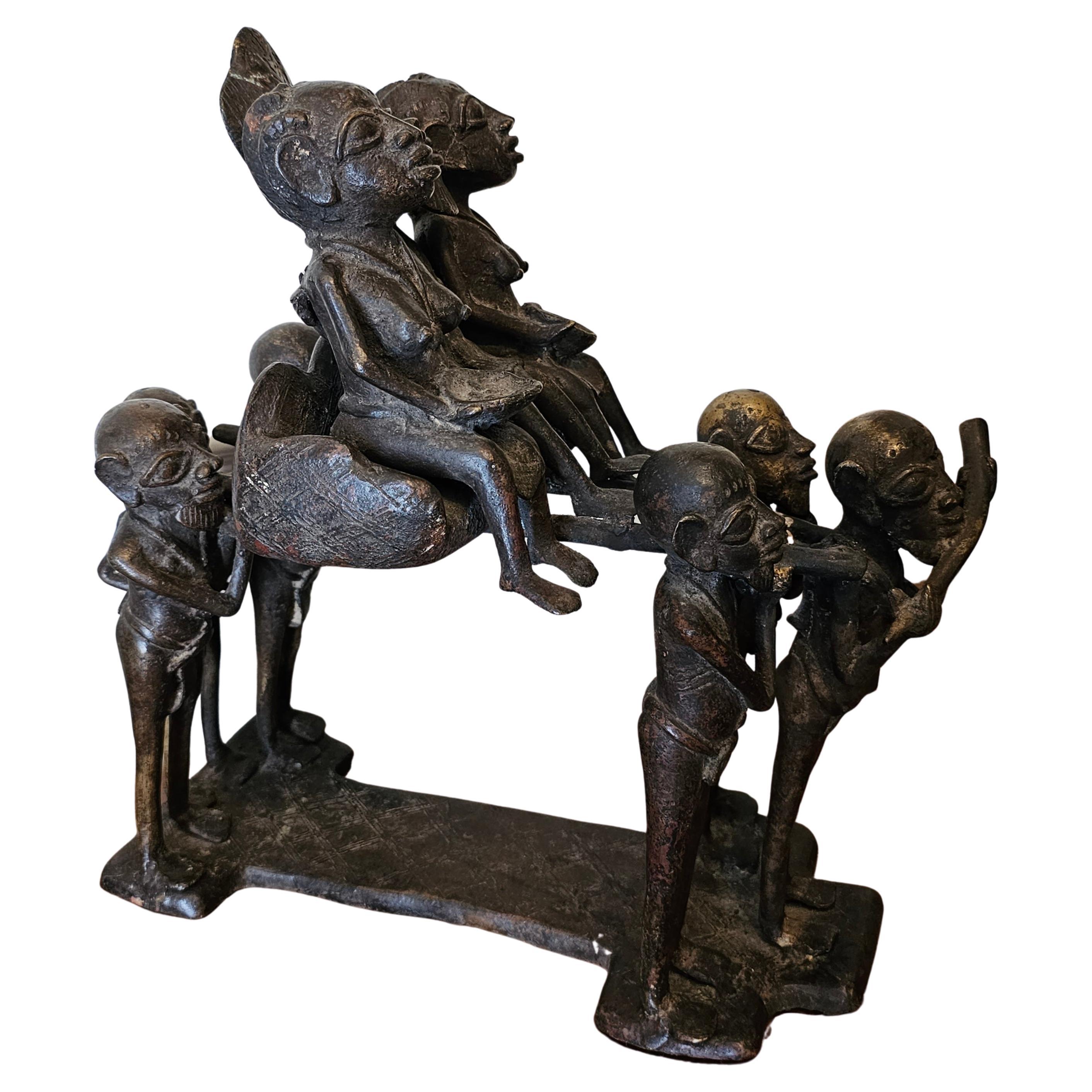 Groupe figuratif en bronze de la famille royale africaine sur un porteur et ses assistants, vers les années 1920