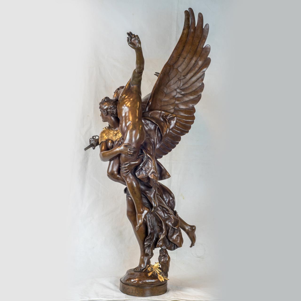 Gloria Victis, une figure ailée de la victoire portant un guerrier tombé au combat, coulée en bronze à patine brune. Inscrit avec 