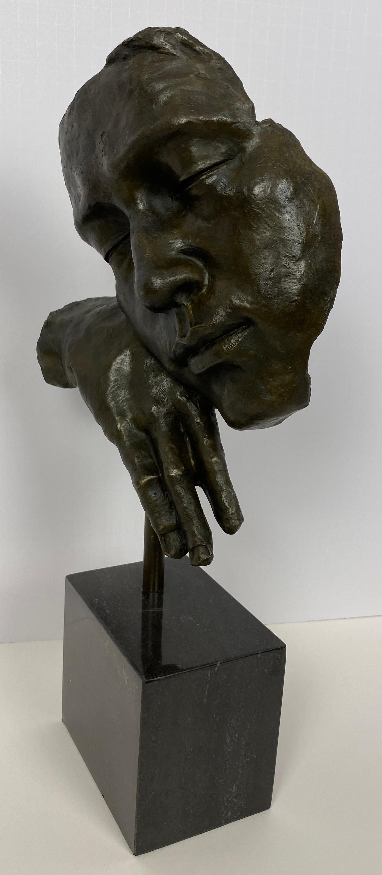 Escultura figurativa de bronce (after) Salvador Dali (1904-1989) montada sobre pedestal de mármol negro.

Medidas: 17,75