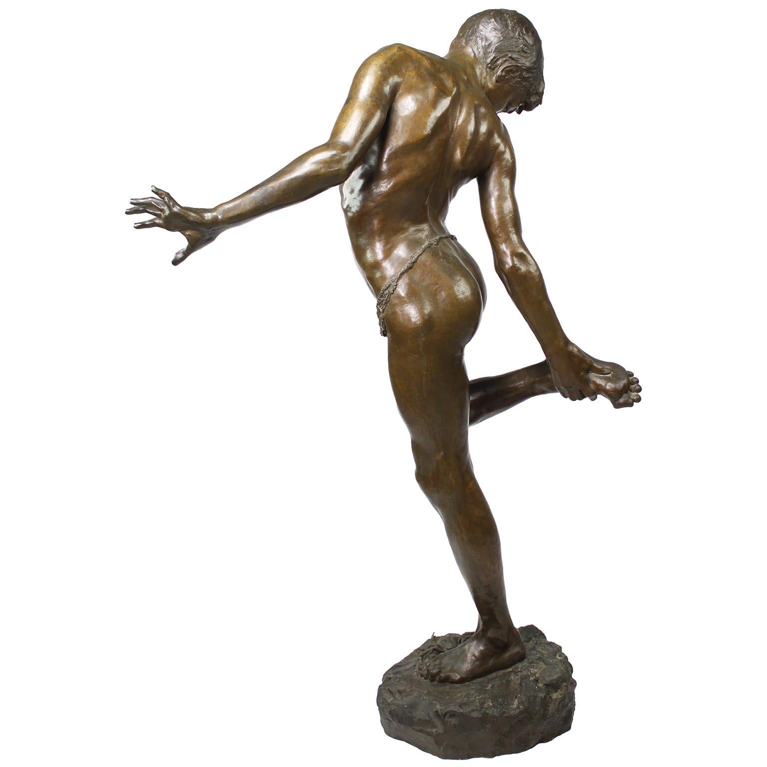 Patiné Figure en bronze d'un garçon perché sur un crabe intitulée « Il Granchio » par Annibale De Lotto en vente