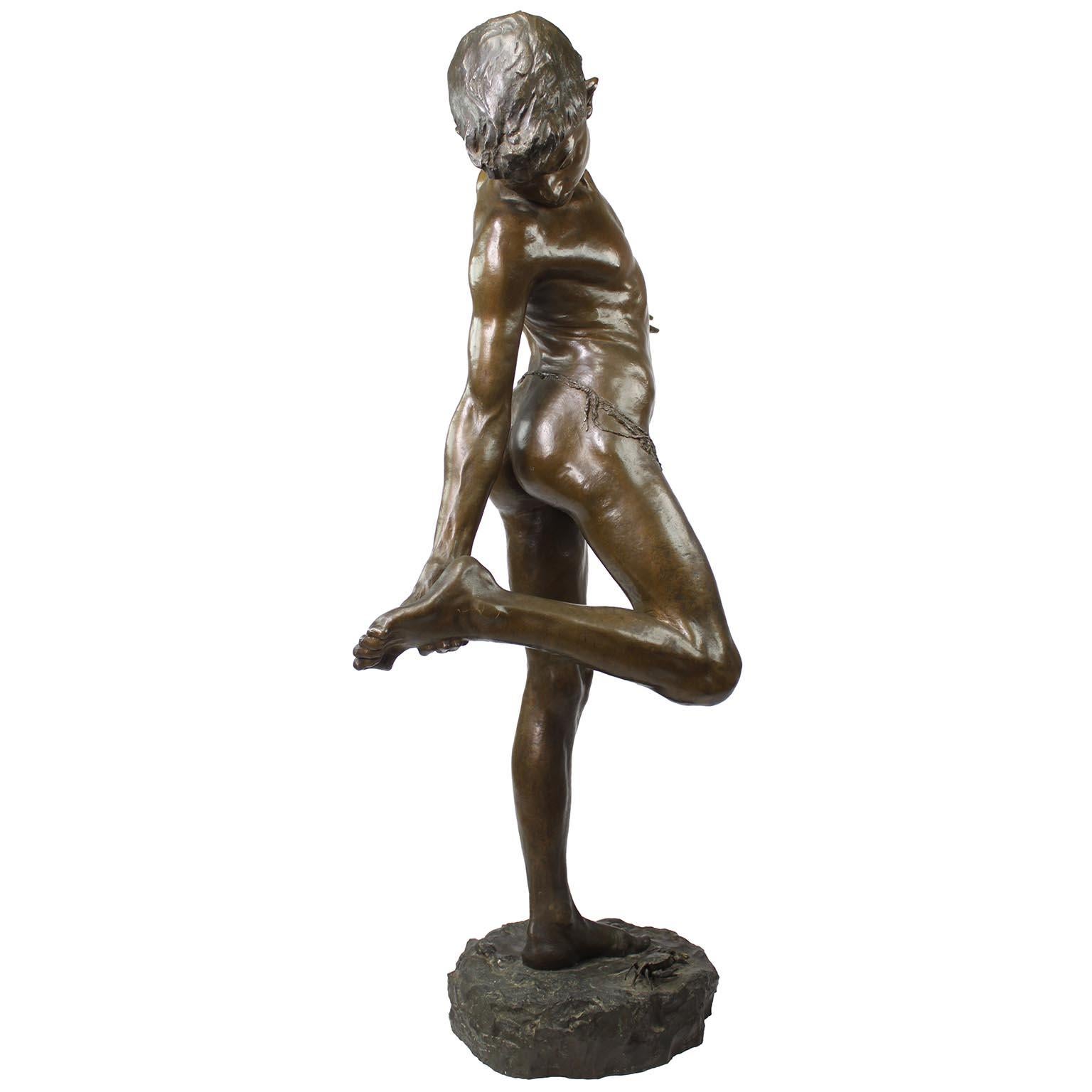 Bronzefigur eines Jungen, der auf einer Krabbe gestreckt ist, mit dem Titel „Il Granchio“ von Annibale De Lotto (Belle Époque) im Angebot