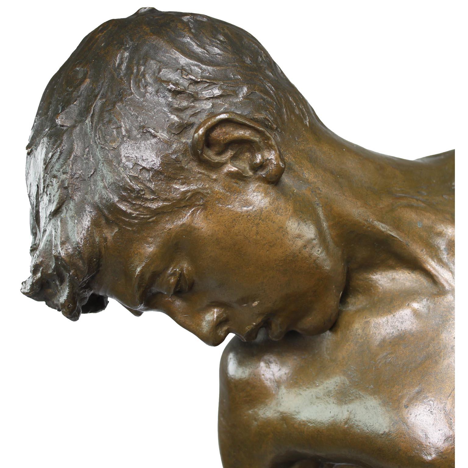 Bronzefigur eines Jungen, der auf einer Krabbe gestreckt ist, mit dem Titel „Il Granchio“ von Annibale De Lotto im Angebot 4
