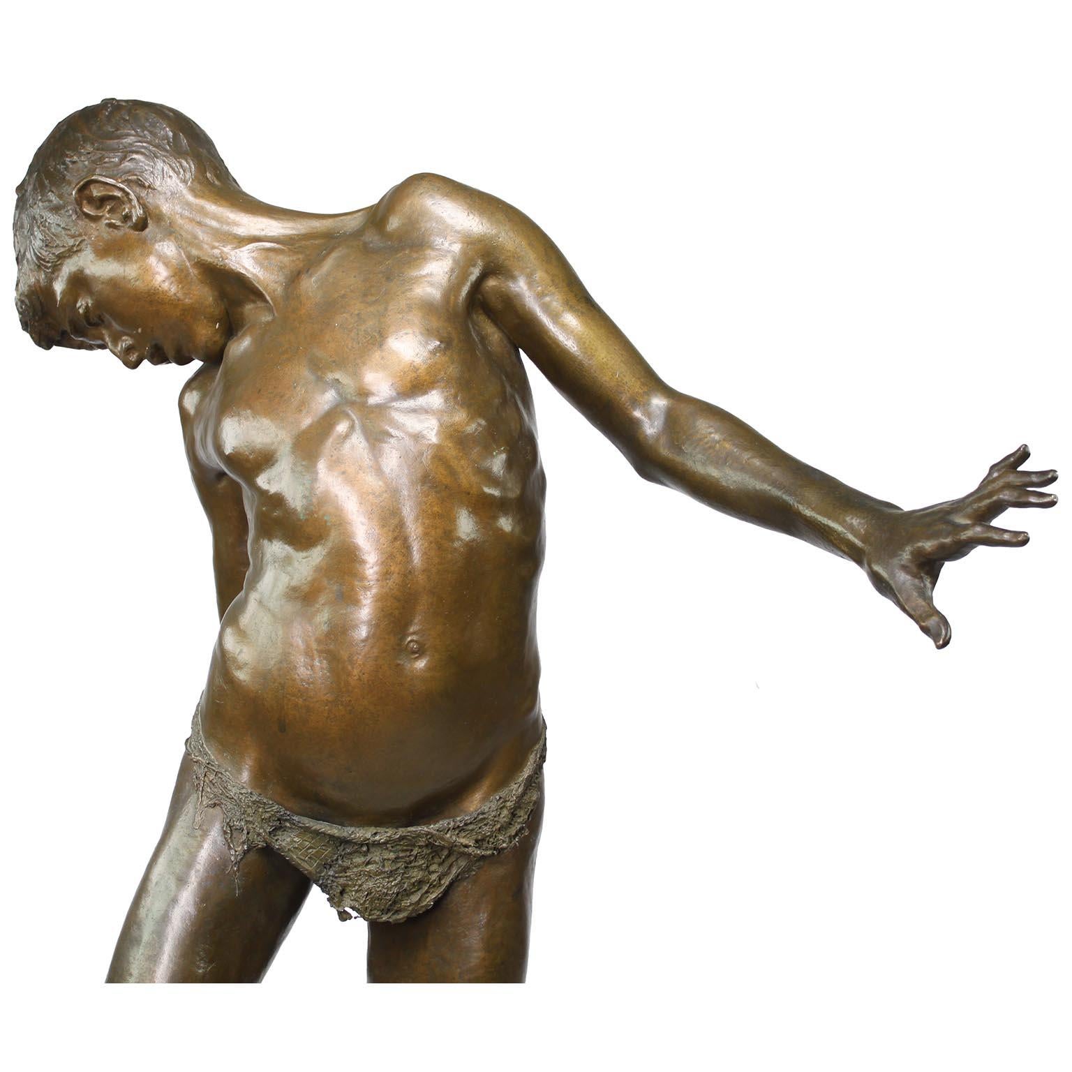 Figura de bronce de un niño pisando un cangrejo titulada 