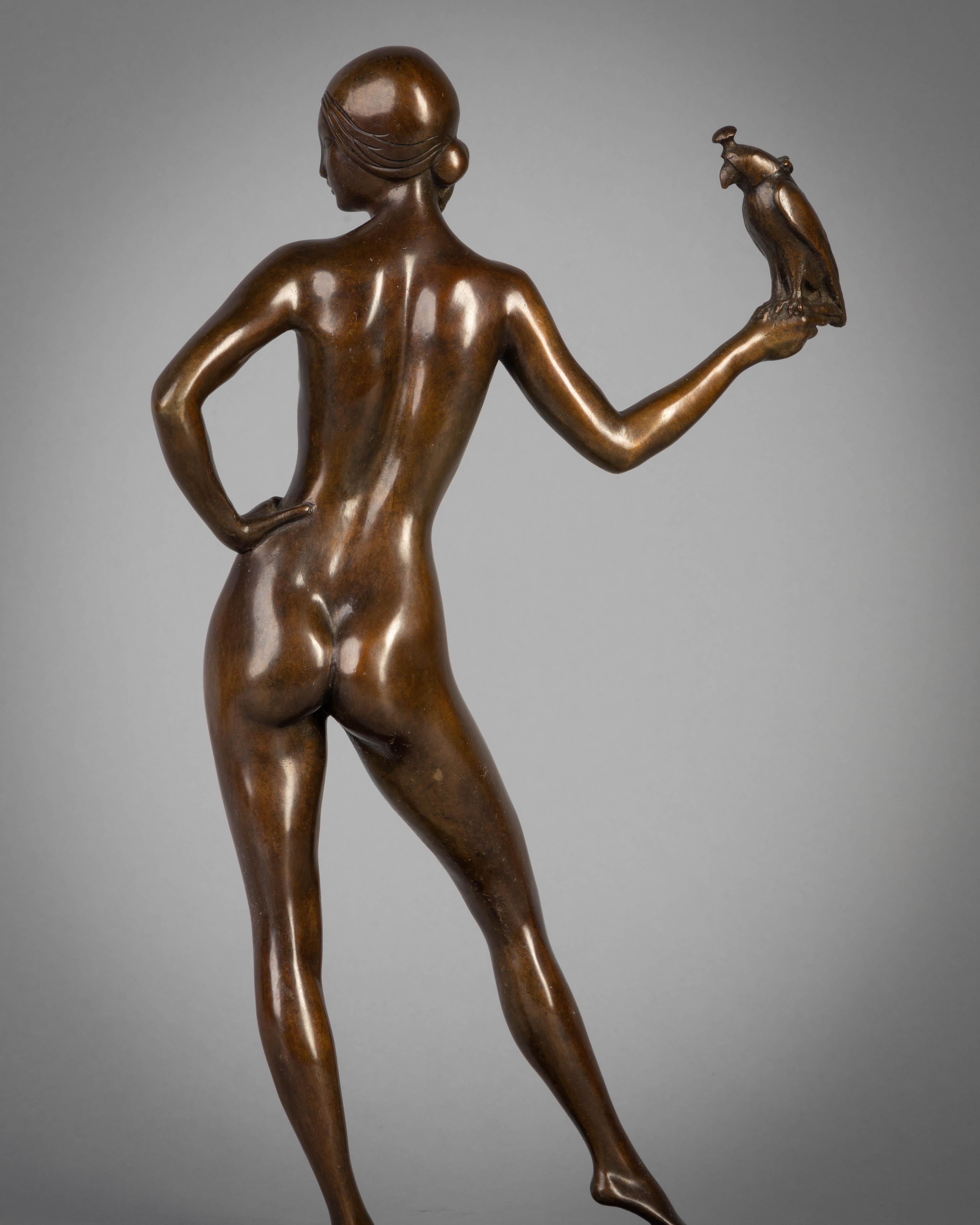 Figure en bronze représentant une femme nue tenant un faucon. Signé Alan Clark.