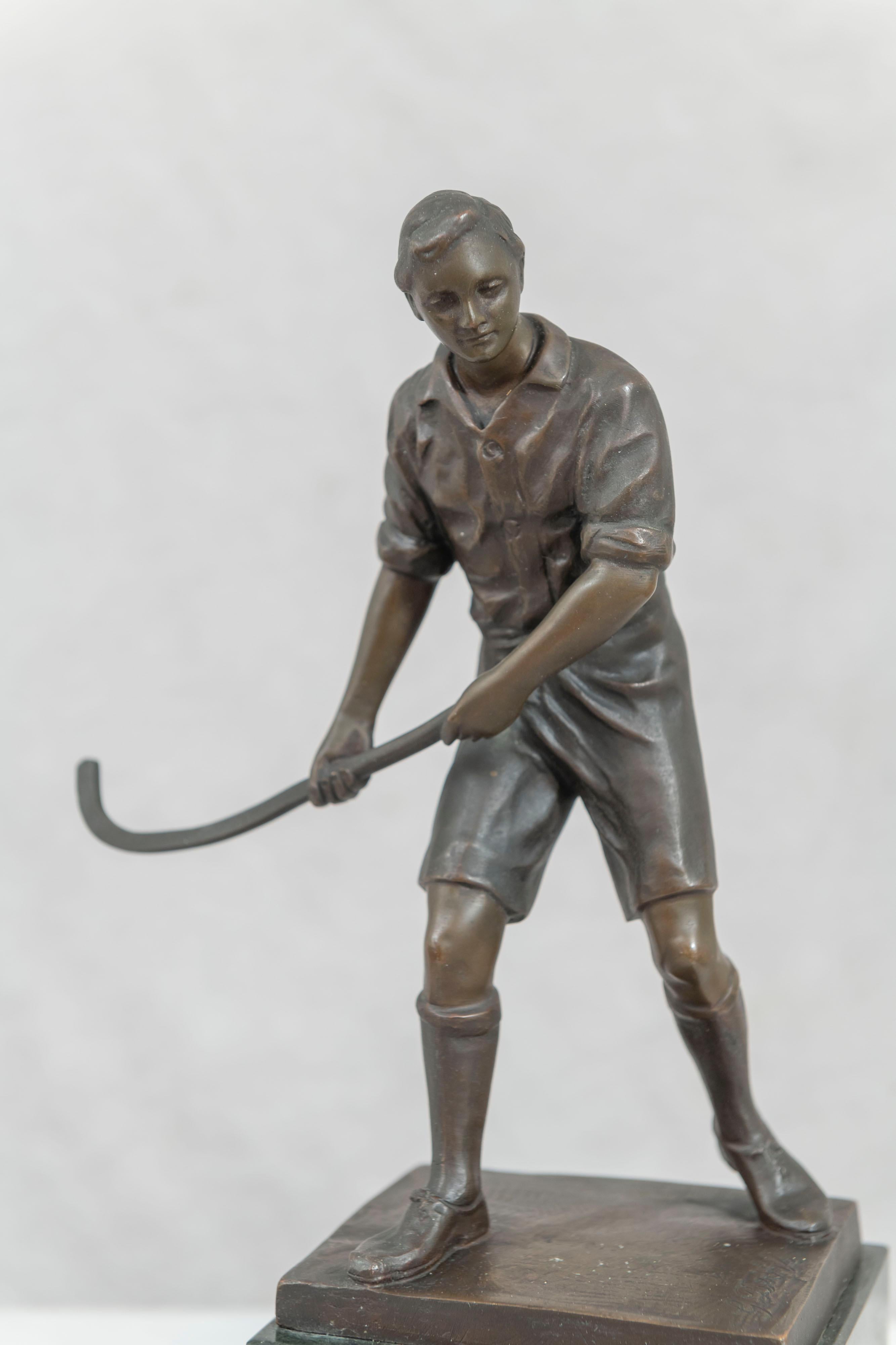 Siempre buscamos bronces de temática deportiva. Aquí te ofrecemos un raro ejemplo de jugador de hockey sobre hierba. Bien fundida, con una hermosa pátina marrón cálida, montada sobre una base de mármol y firmada por Gottlob Deihle (alemán,