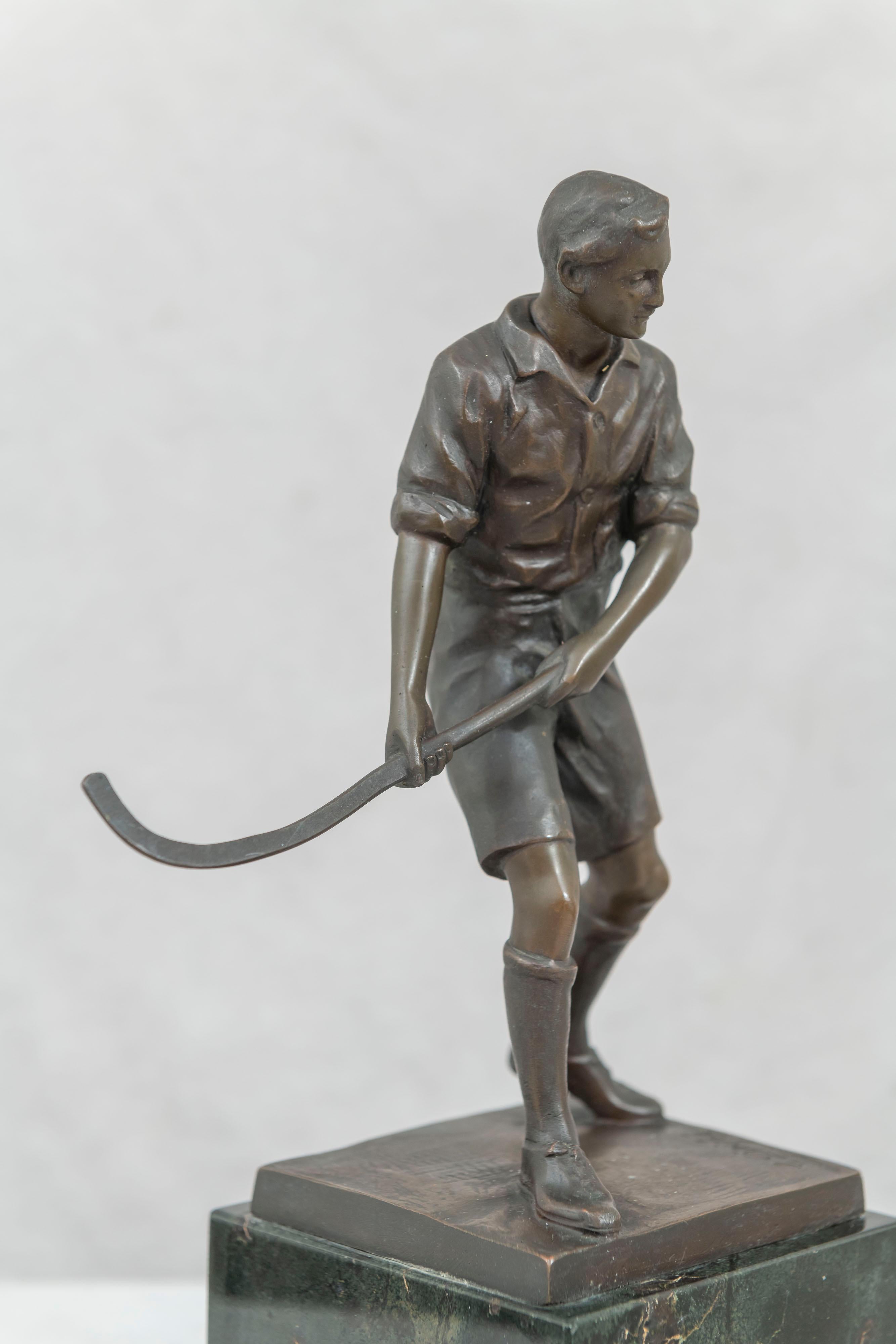 Figura de bronce de un jugador de hockey sobre hierba, alemán, firmado por el artista, hacia 1900 Bellas artes en venta