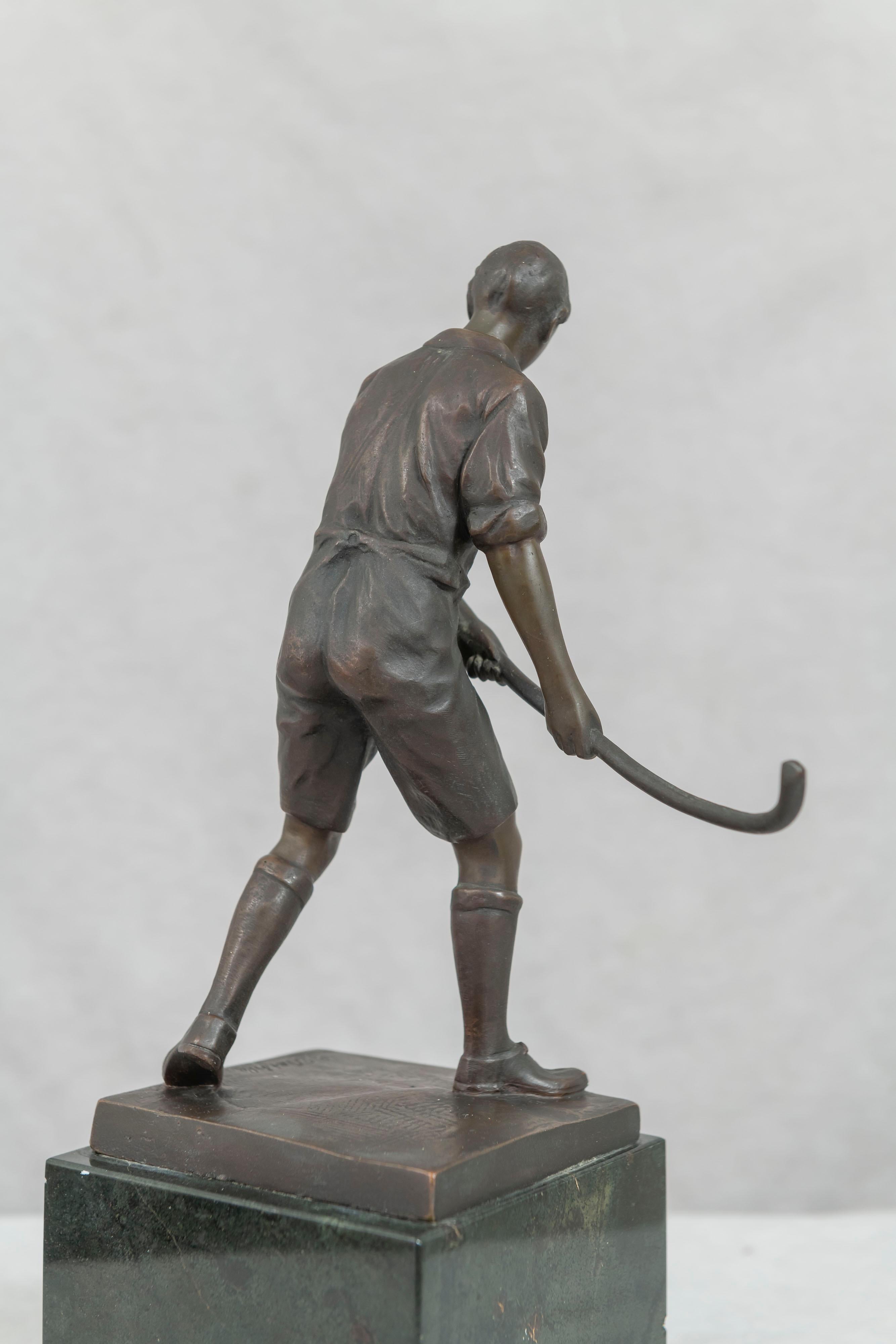Figura de bronce de un jugador de hockey sobre hierba, alemán, firmado por el artista, hacia 1900 Alemán en venta