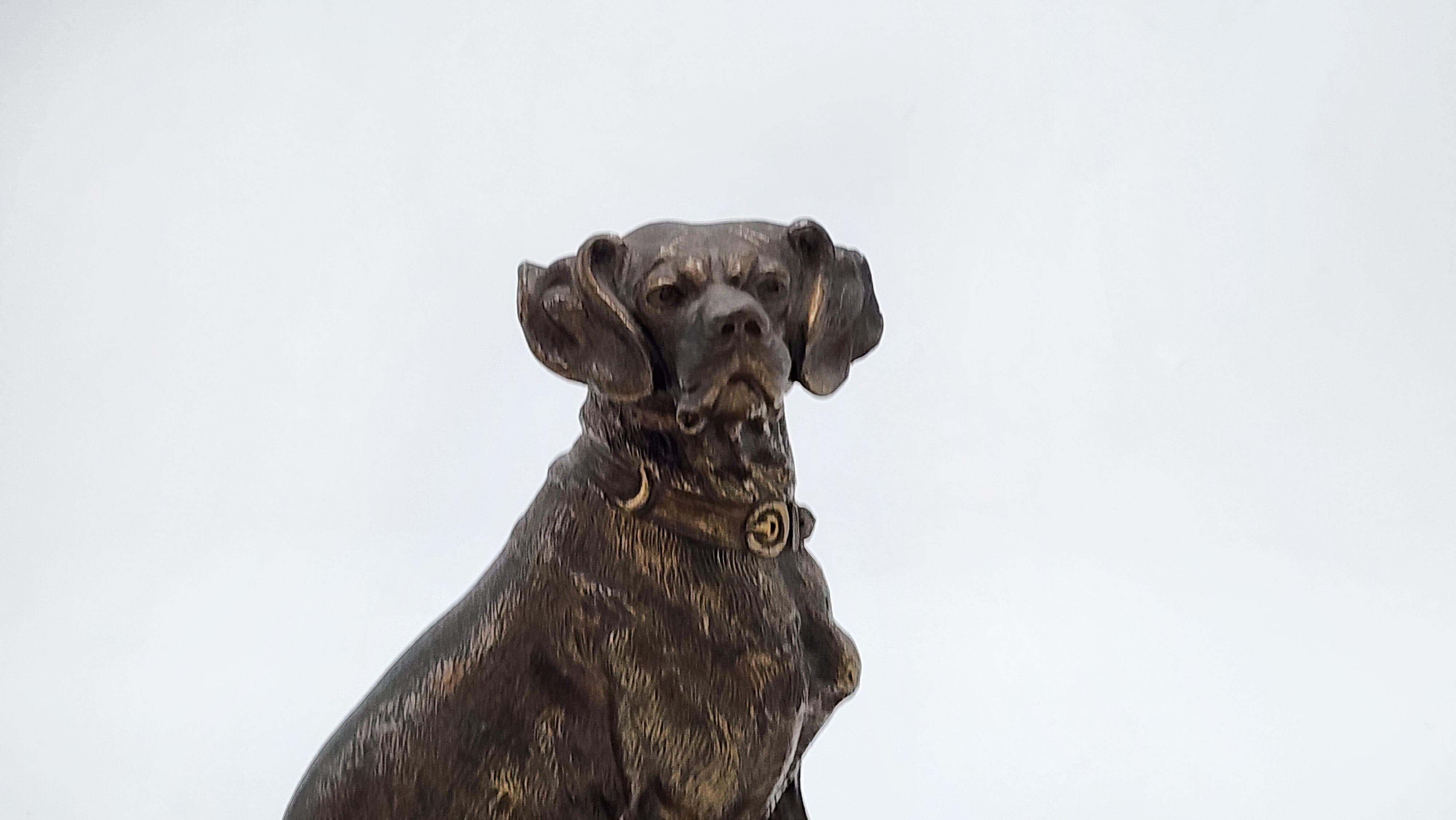 Bronze figurine of a hunting dog, signed E. DELABRIERRE.
Bronze figurine depicting a hunting dog sitting next to a pheasant. The dog displays an alert posture with its head slightly turned and its ears drooping. Details such as its collar and the