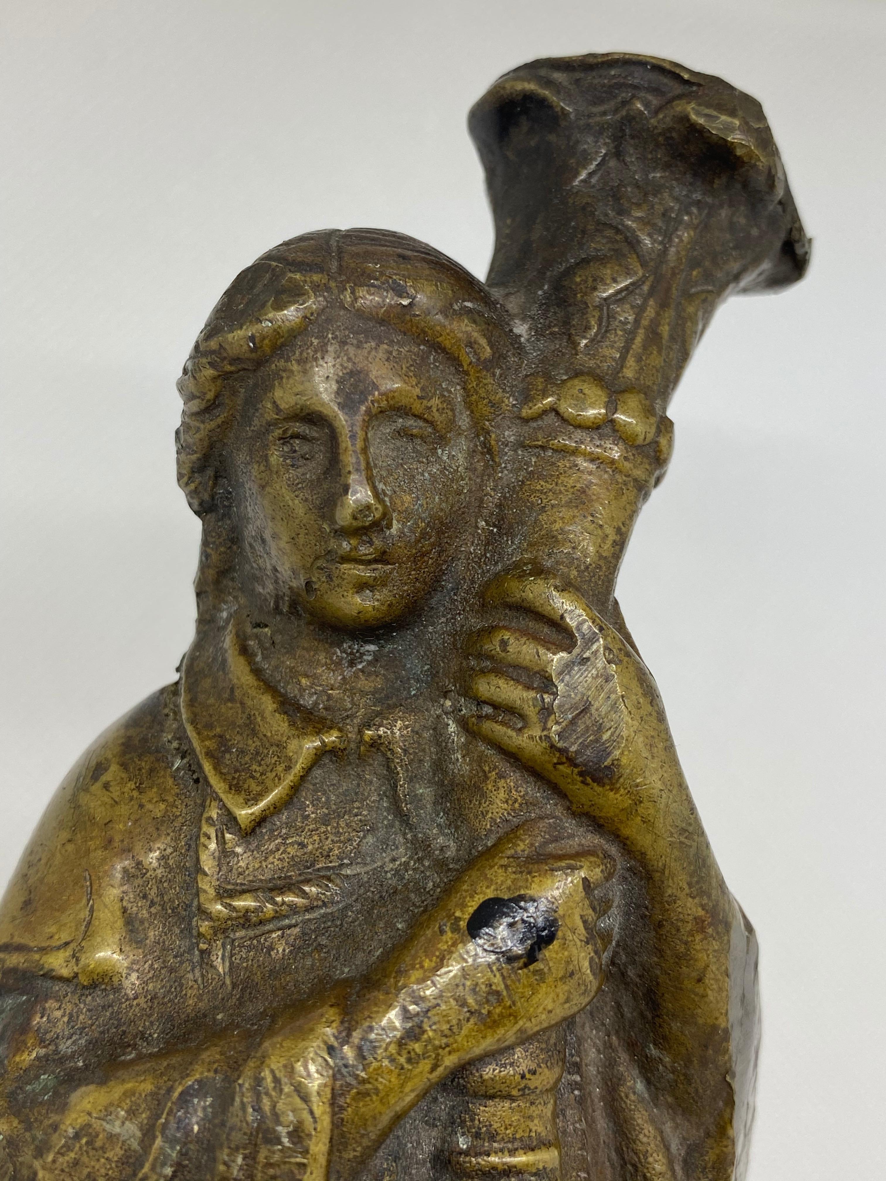 Gegossene Bronzefigur eines Priesters, der einen Krummstab in der Hand hält.

Montiert auf einem modernen gedrechselten Sockel aus ebonisiertem Holz.

Die Bronzefigur ist 9 1/2