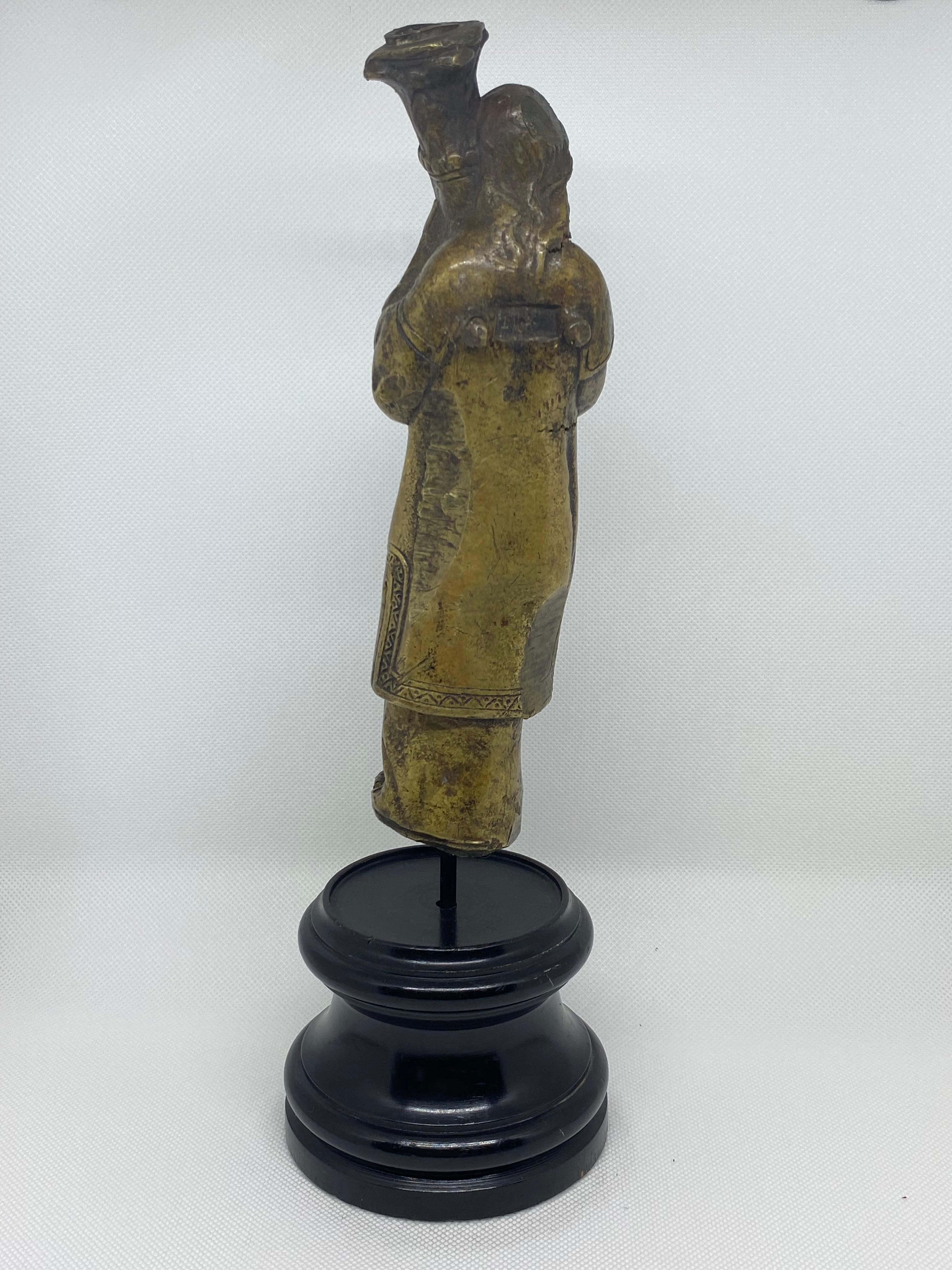 Bronzefigur eines Priesters mit Krummstab:: italienisch:: 18 (Patiniert) im Angebot