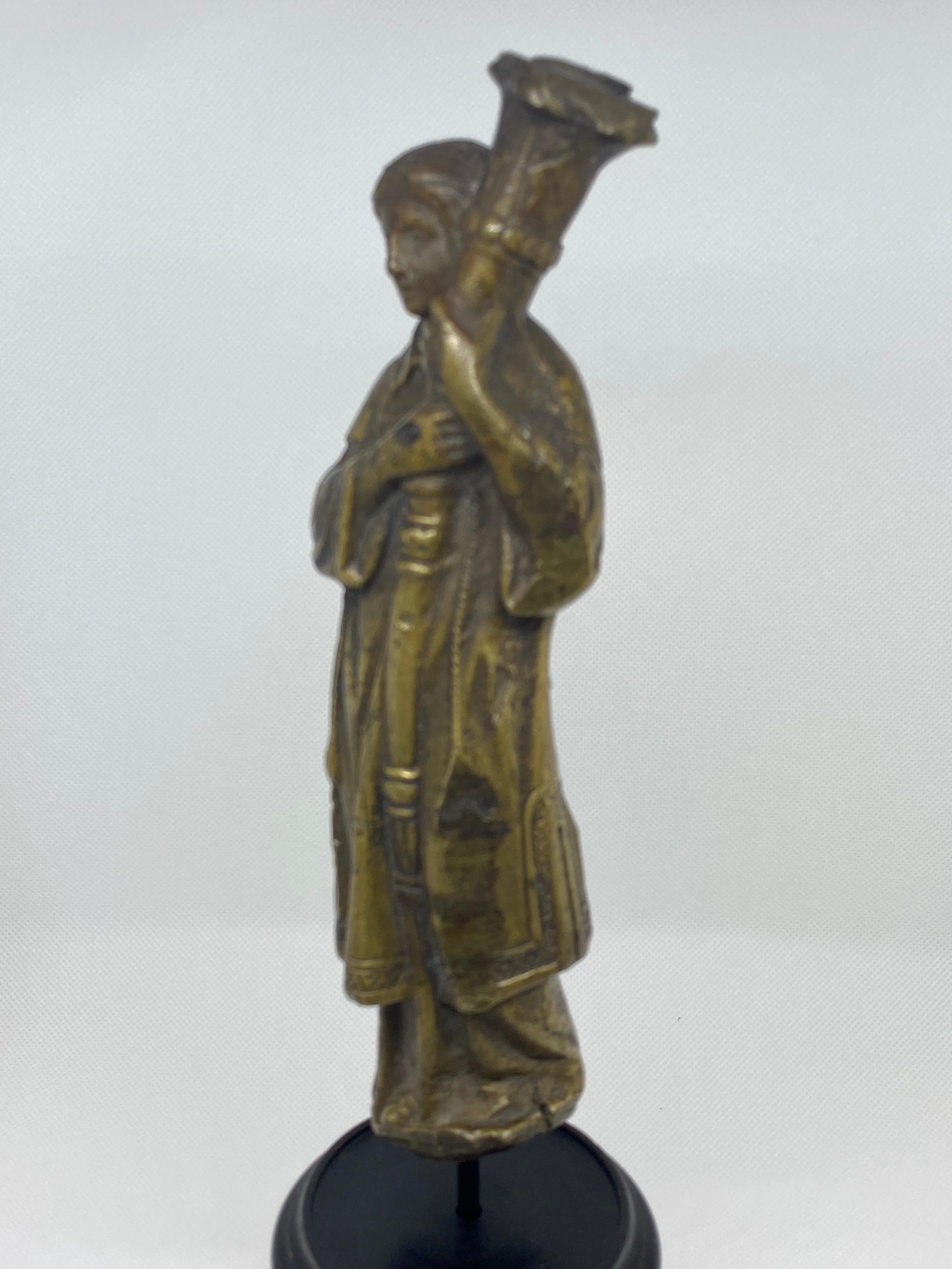 Bronzefigur eines Priesters mit Krummstab:: italienisch:: 18 (18. Jahrhundert und früher) im Angebot