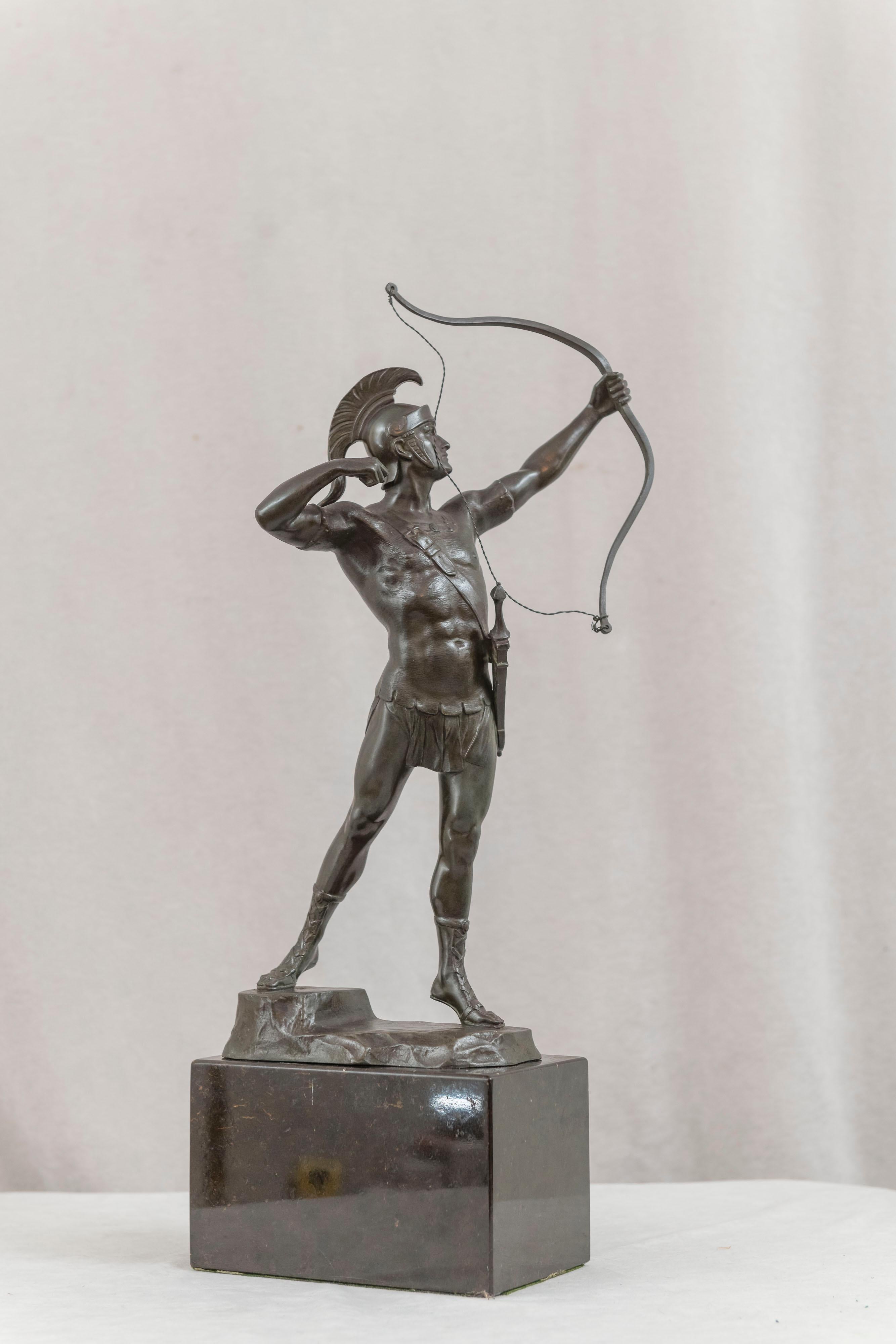  Este poderoso y detallado bronce es un buen ejemplo de escultura creada a finales del siglo XIX en Alemania. La figura, un arquero grecorromano, muestra finos detalles y atención a la anatomía humana. Artista firmado E. Hamburger, en realidad su