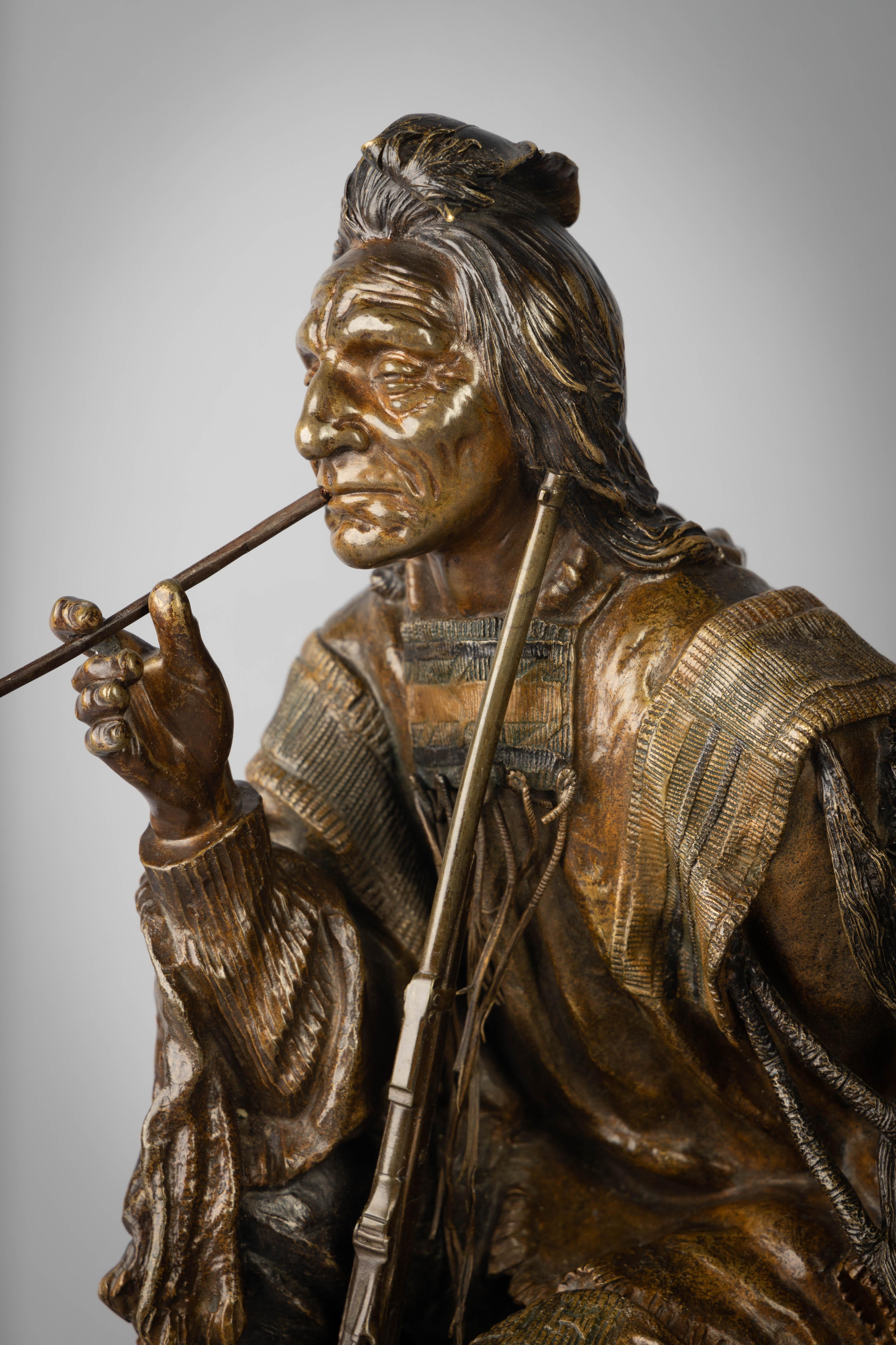 Bronzefigur eines „Seated Indian with Pipe“ (sitzender Indianer mit Pfeife) aus Bronze, Carl Kauba, um 1900 im Angebot 1