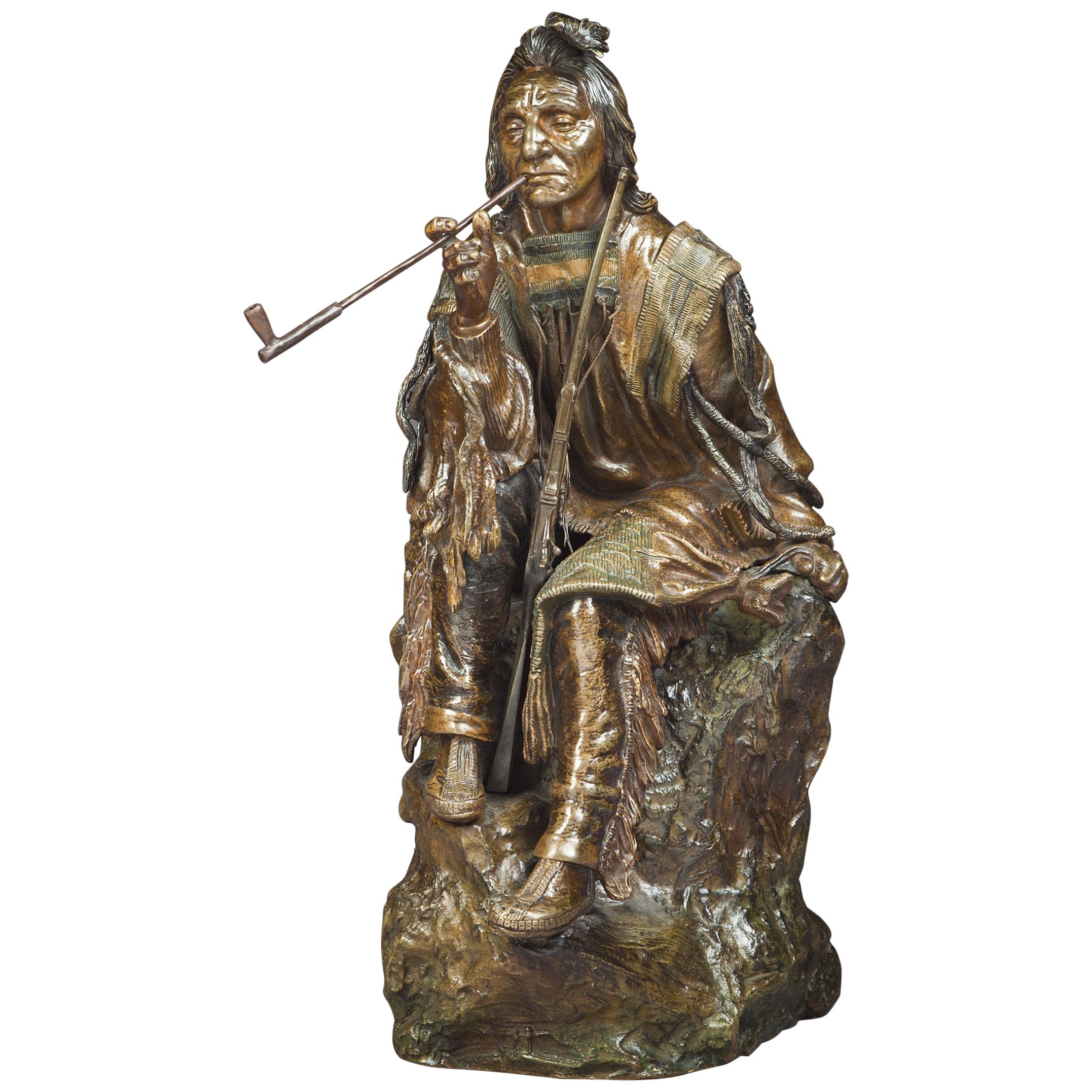 Bronzefigur eines „Seated Indian with Pipe“ (sitzender Indianer mit Pfeife) aus Bronze, Carl Kauba, um 1900 im Angebot