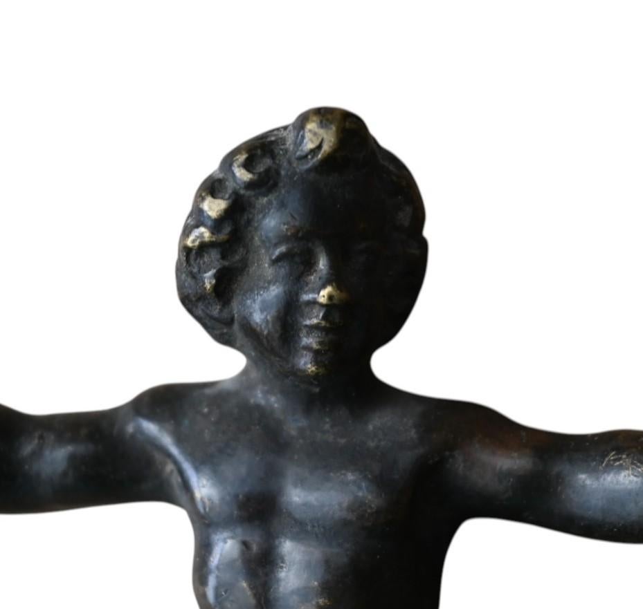 Rinascimento Figura in bronzo di un putto alato (probabilmente Eros) CIRCA 1550-1600 in vendita