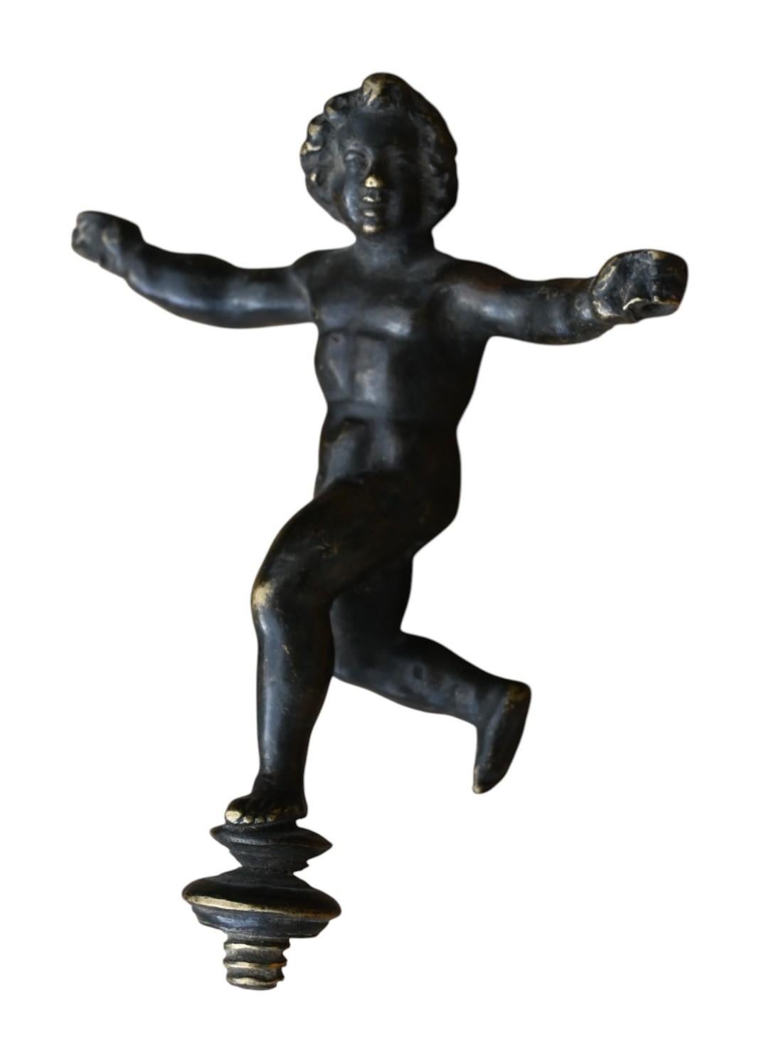 Italiano Figura in bronzo di un putto alato (probabilmente Eros) CIRCA 1550-1600 in vendita