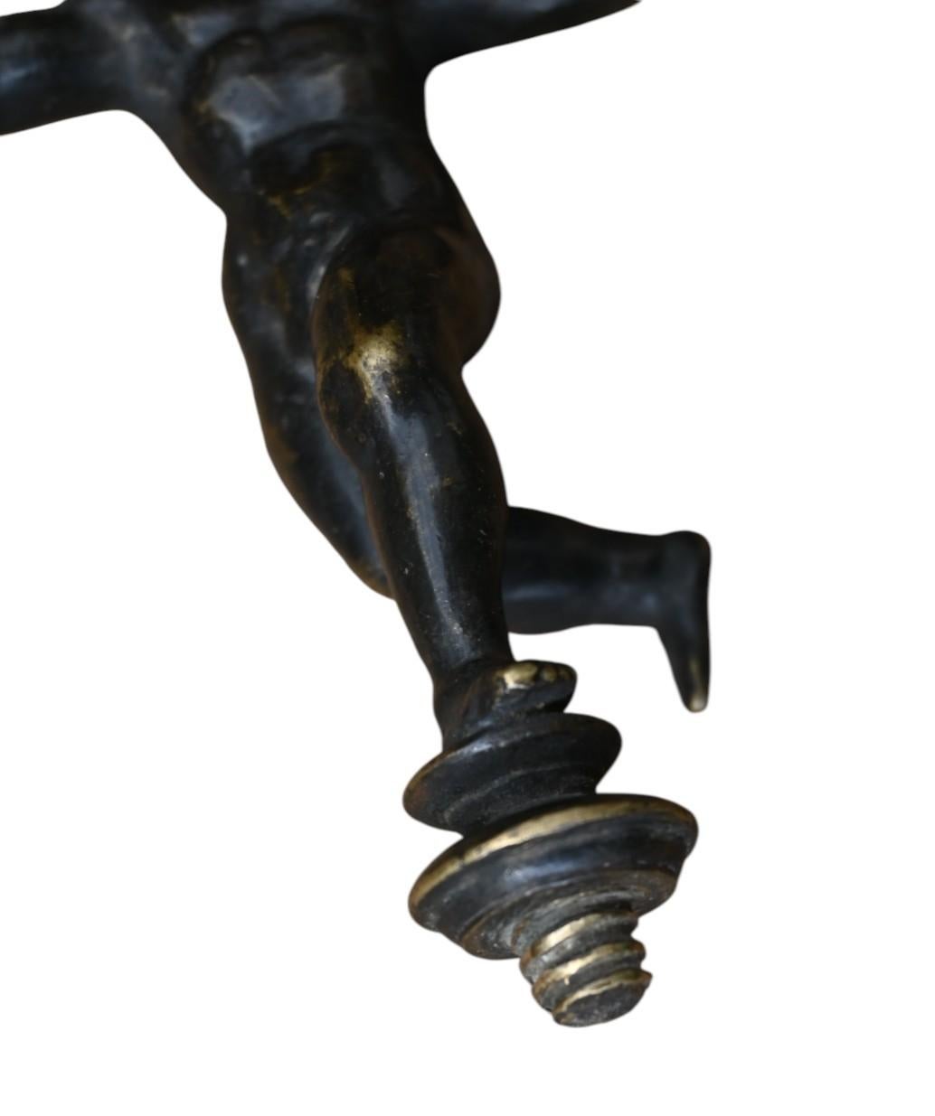 Figura in bronzo di un putto alato (probabilmente Eros) CIRCA 1550-1600 In condizioni buone in vendita a Bilzen, BE
