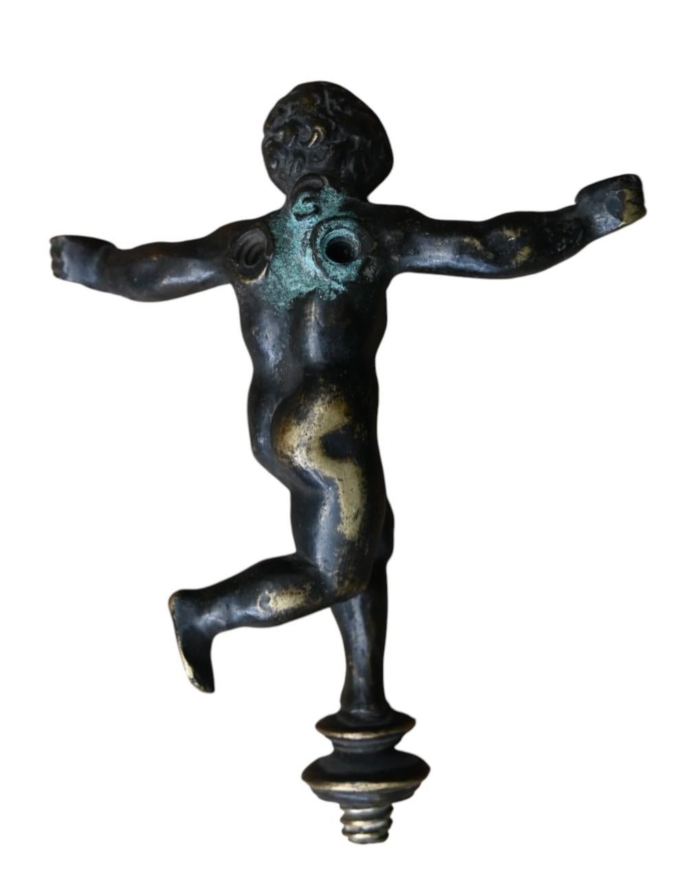 Fino al XVIII secolo Figura in bronzo di un putto alato (probabilmente Eros) CIRCA 1550-1600 in vendita