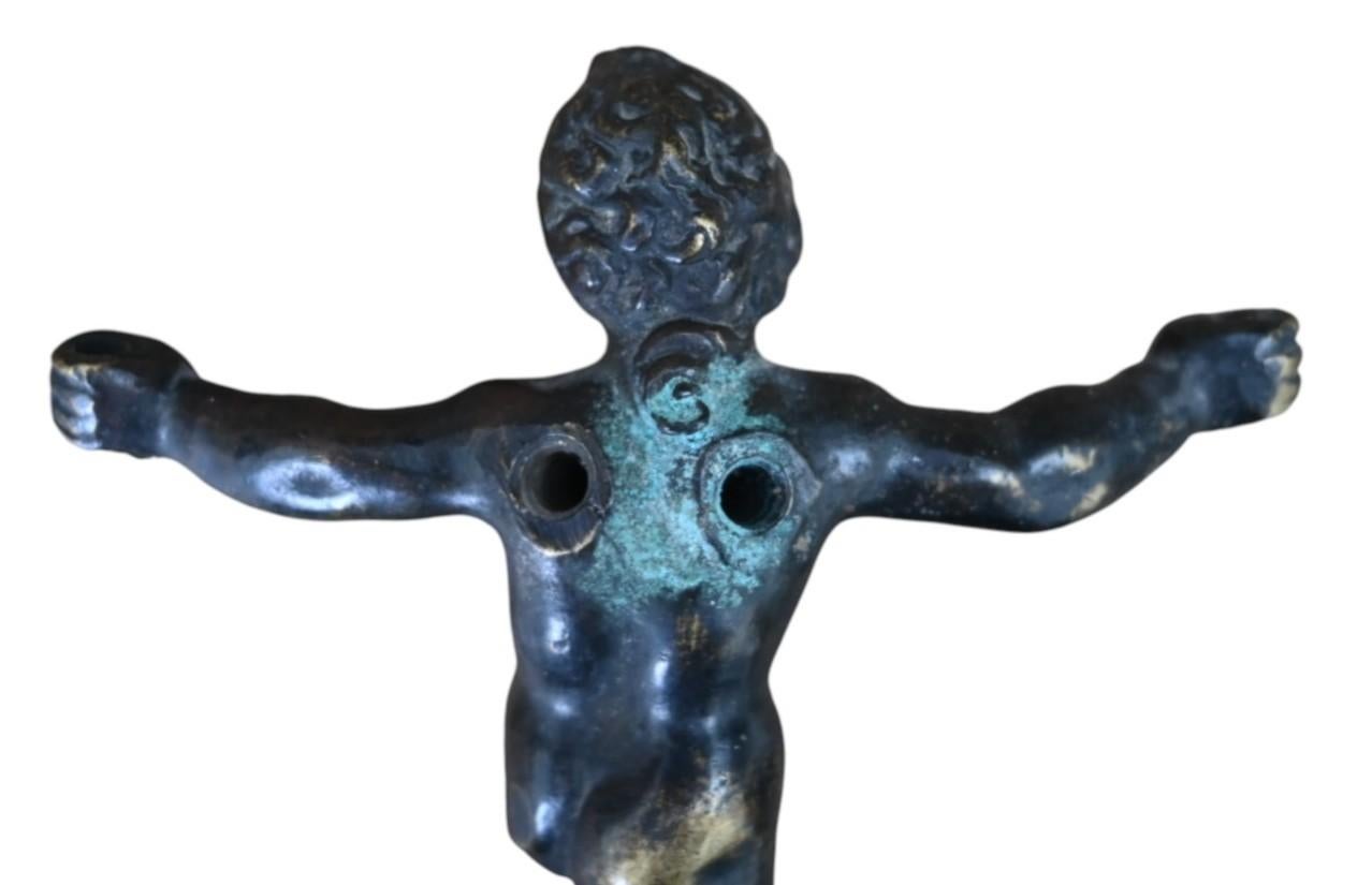 Bronzo Figura in bronzo di un putto alato (probabilmente Eros) CIRCA 1550-1600 in vendita