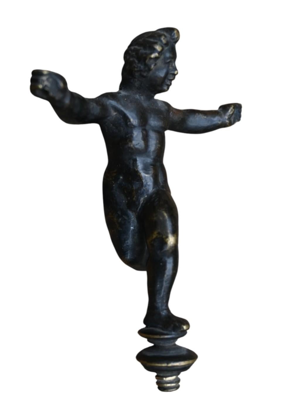 Figura in bronzo di un putto alato (probabilmente Eros) CIRCA 1550-1600 in vendita 1