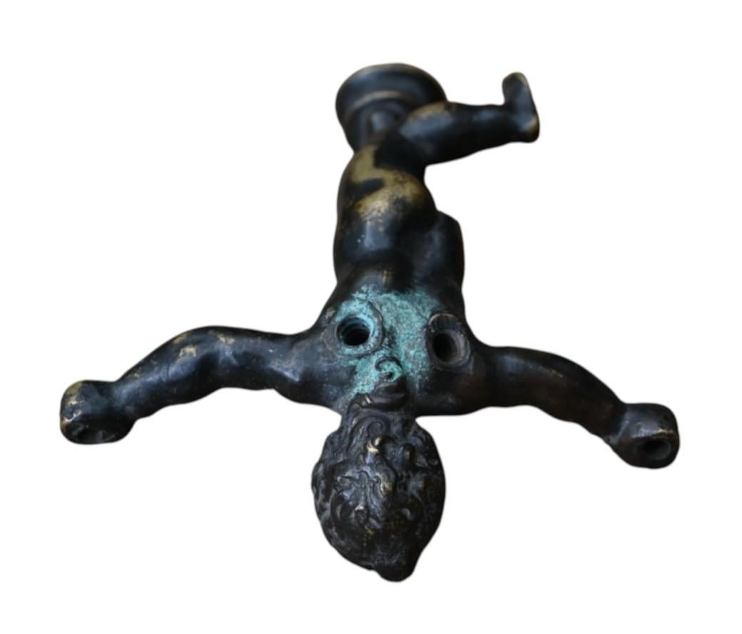 Figura in bronzo di un putto alato (probabilmente Eros) CIRCA 1550-1600 in vendita 2