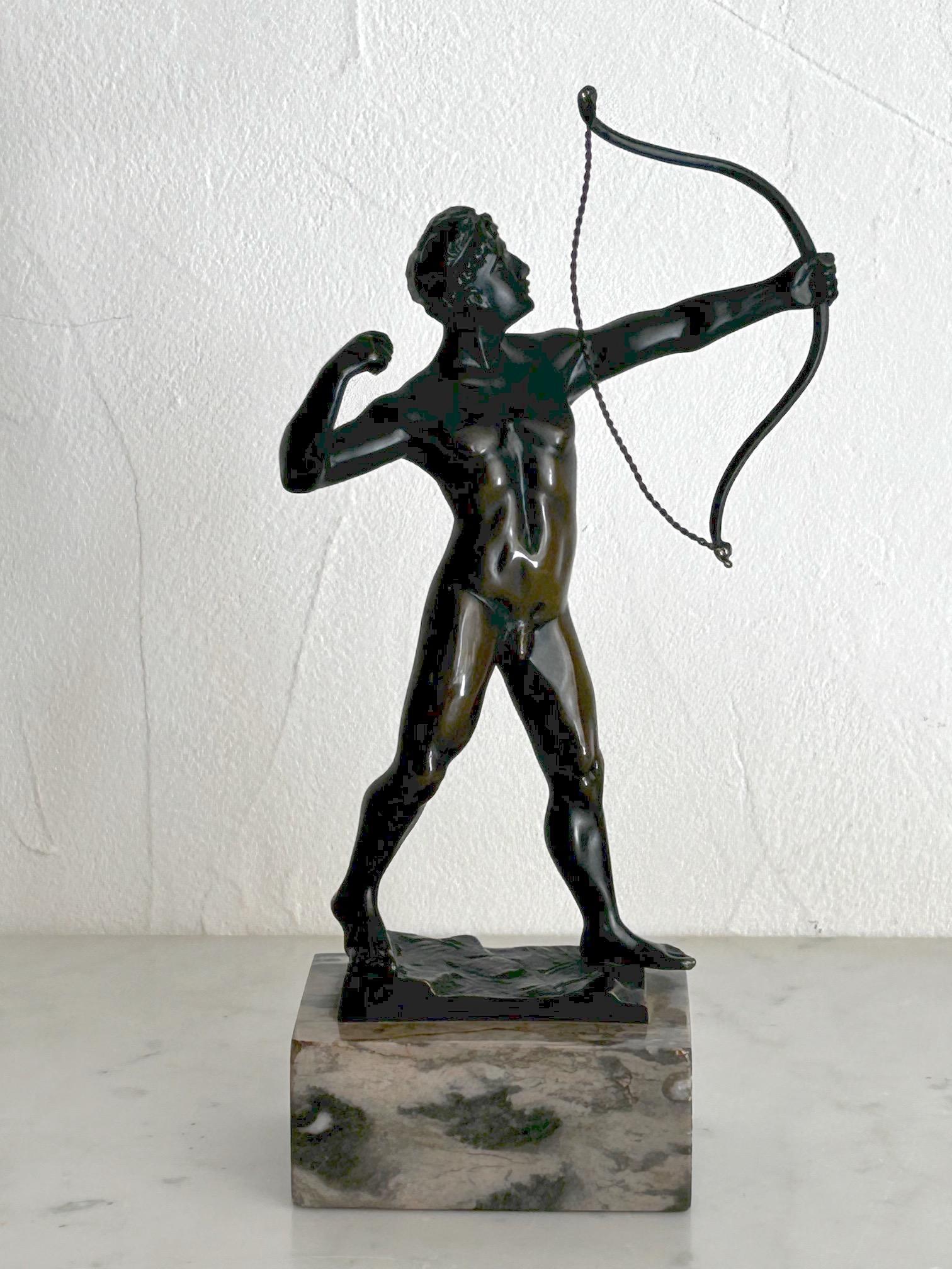 Rare et beau bronze reposant sur une base en marbre de Ludwig Graefner (1861-1969) représentant un archer, inspiré de l'antiquité classique, datant du début du 20e siècle. 
Belle patine légèrement dorée
Travail fin et précis
Hauteur sans la base en