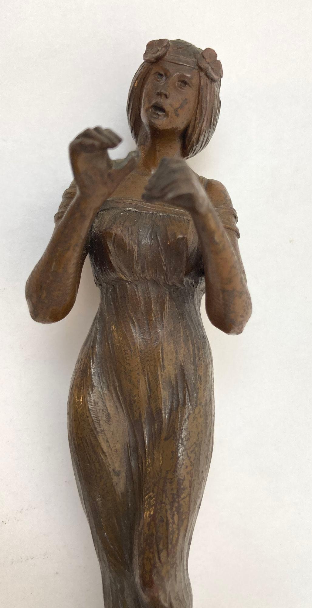 Figure en bronze d'une jeune femme Art Nouveau circa 1900 en vente 2