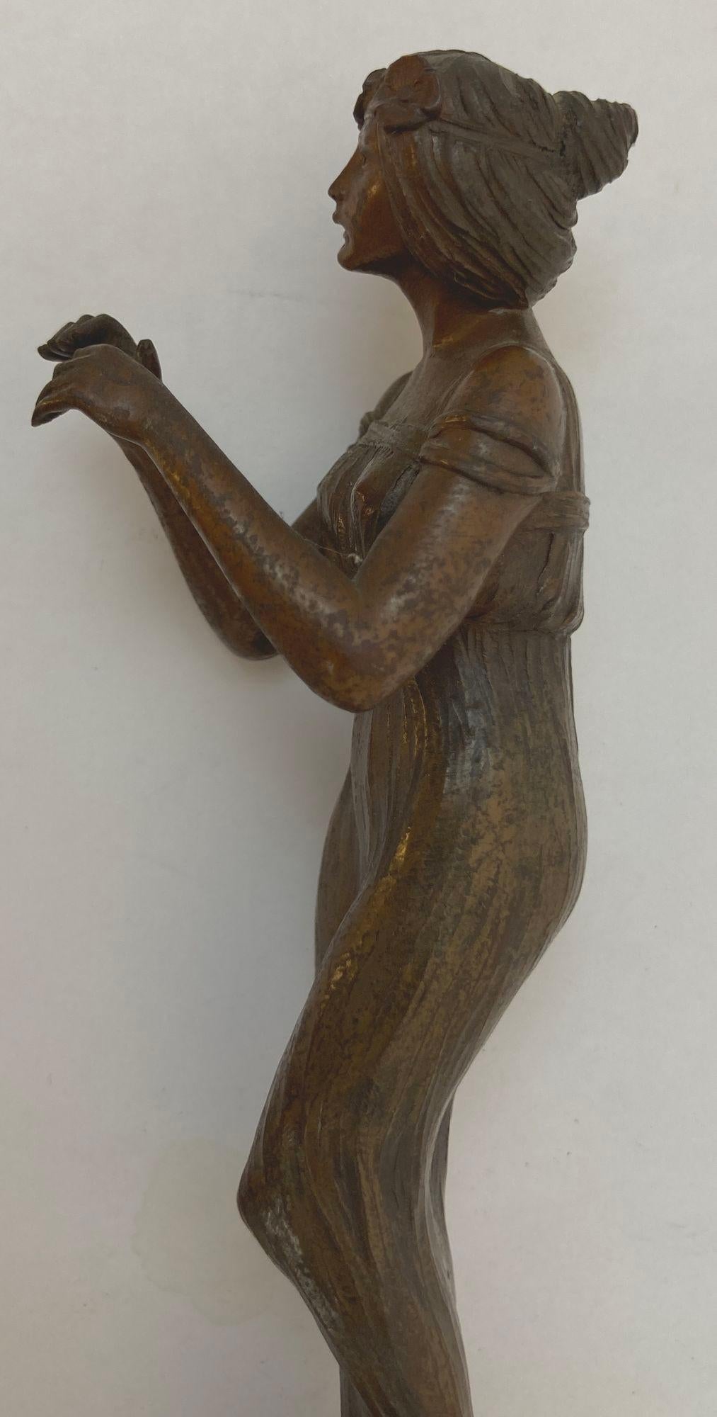 Figure en bronze d'une jeune femme Art Nouveau circa 1900 en vente 3