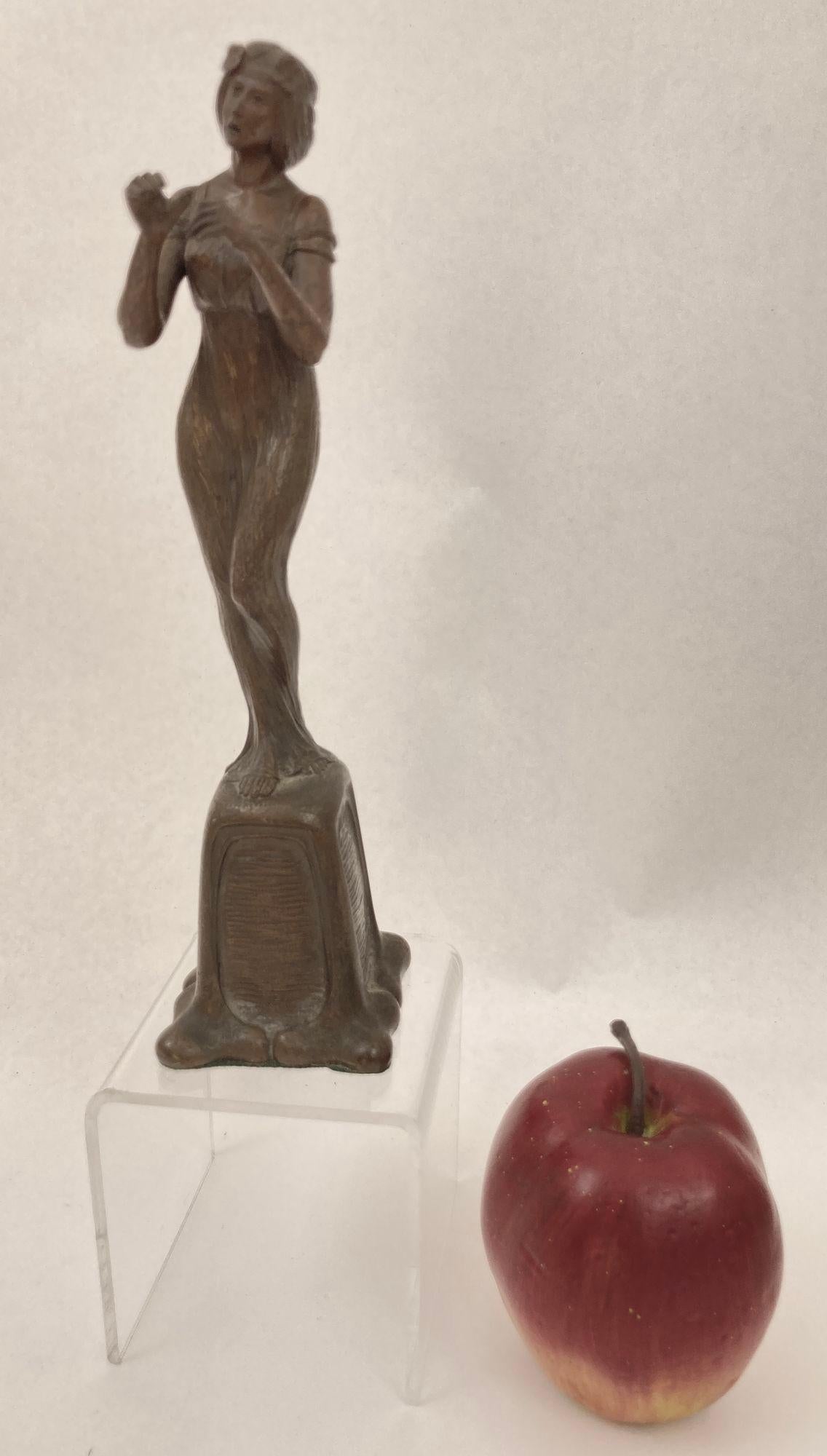Figure en bronze d'une jeune femme Art Nouveau circa 1900 en vente 4