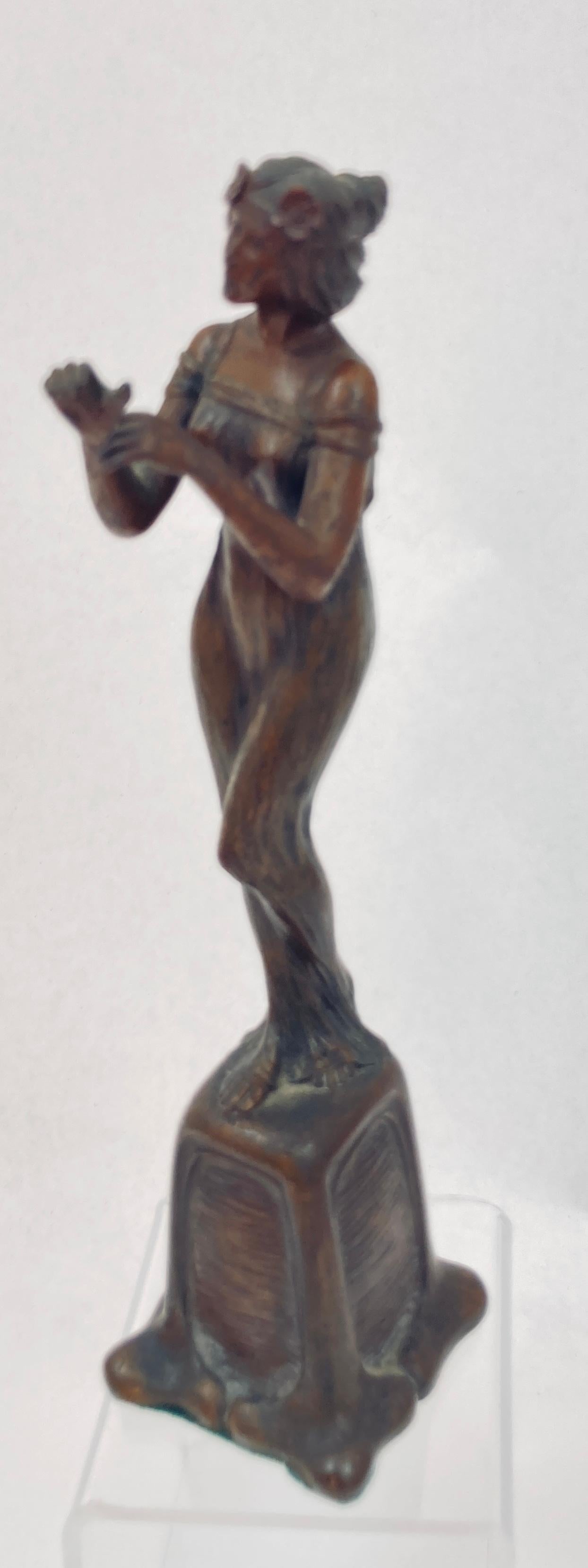 Figure en bronze d'une jeune femme Art Nouveau circa 1900 en vente 5