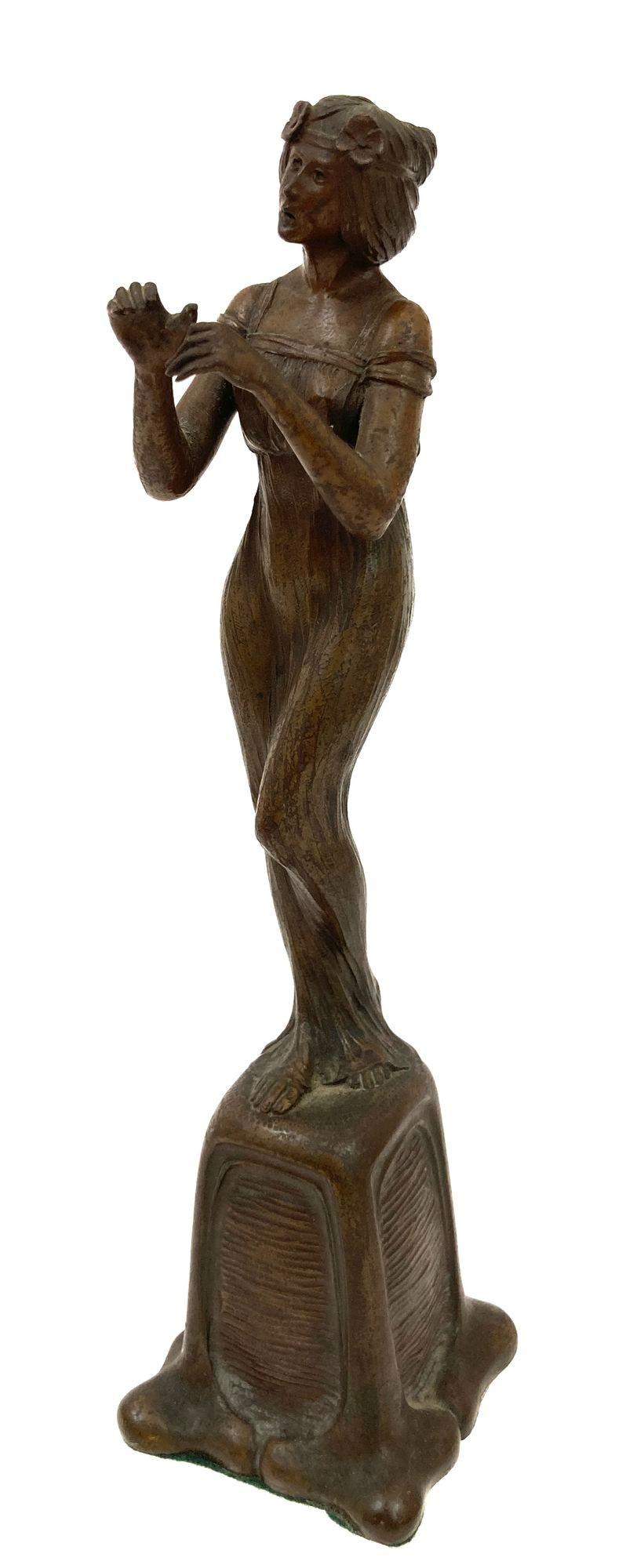Art nouveau Figure en bronze d'une jeune femme Art Nouveau circa 1900 en vente