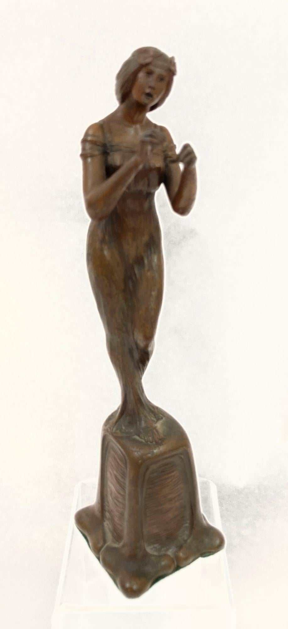 Moulage Figure en bronze d'une jeune femme Art Nouveau circa 1900 en vente