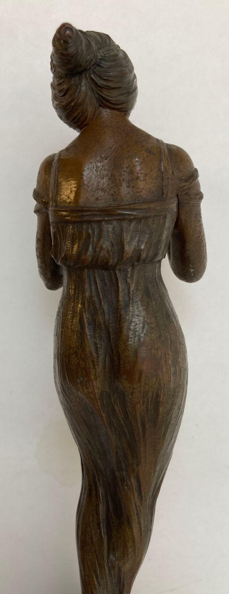 Bronze Figure en bronze d'une jeune femme Art Nouveau circa 1900 en vente