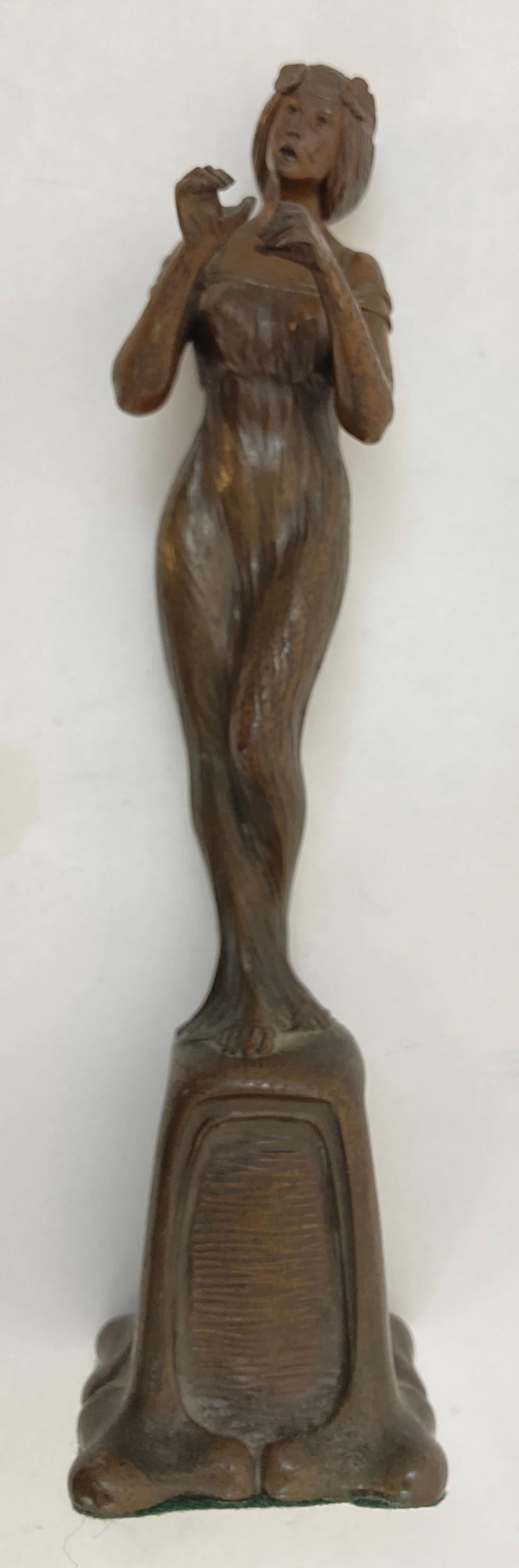 Figure en bronze d'une jeune femme Art Nouveau circa 1900 en vente 1