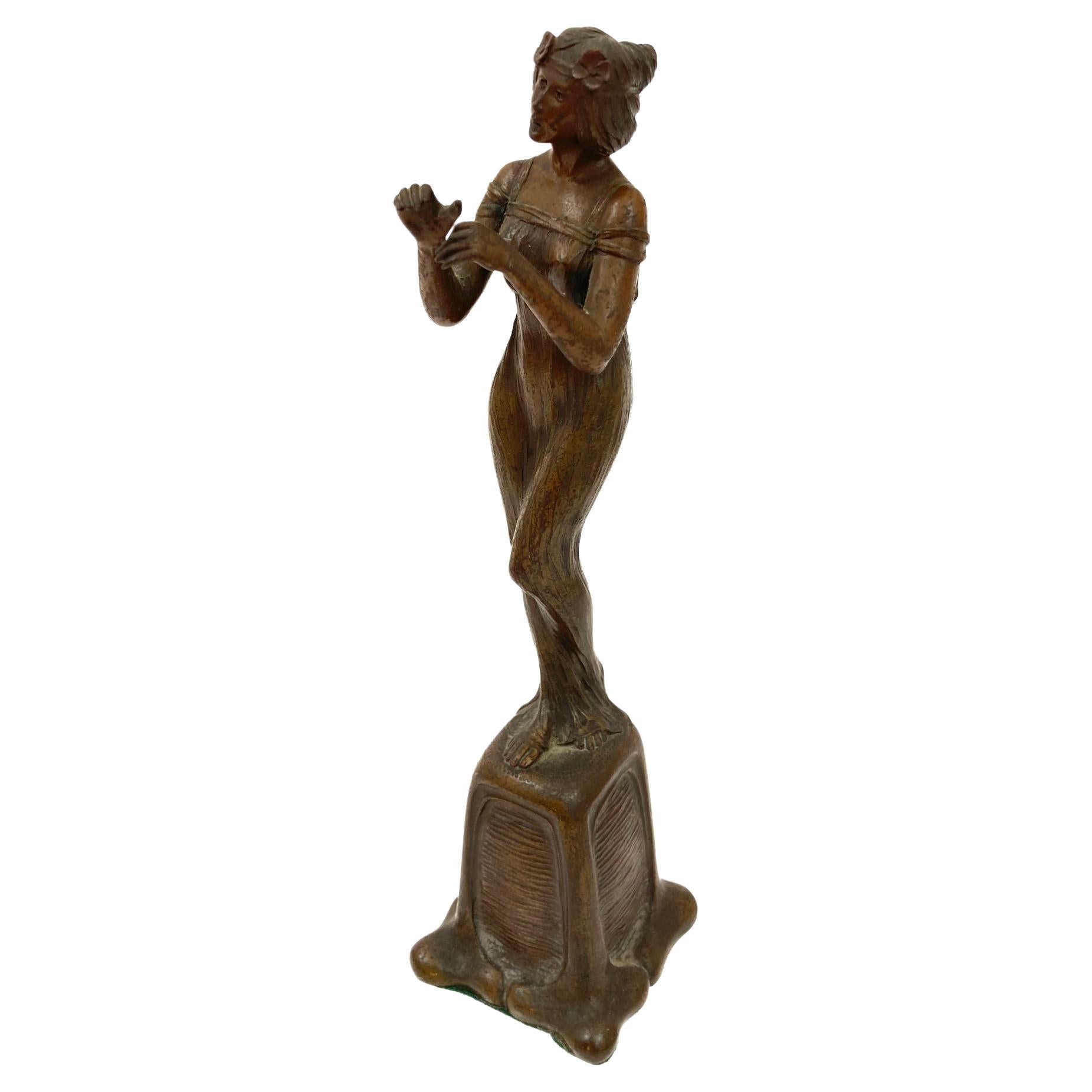 Figura de bronce de una joven Art Nouveau hacia 1900