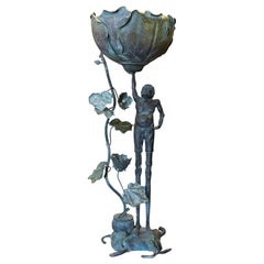 Figure en bronze d'Ashinaga tenant un ornement de jardin de lotus