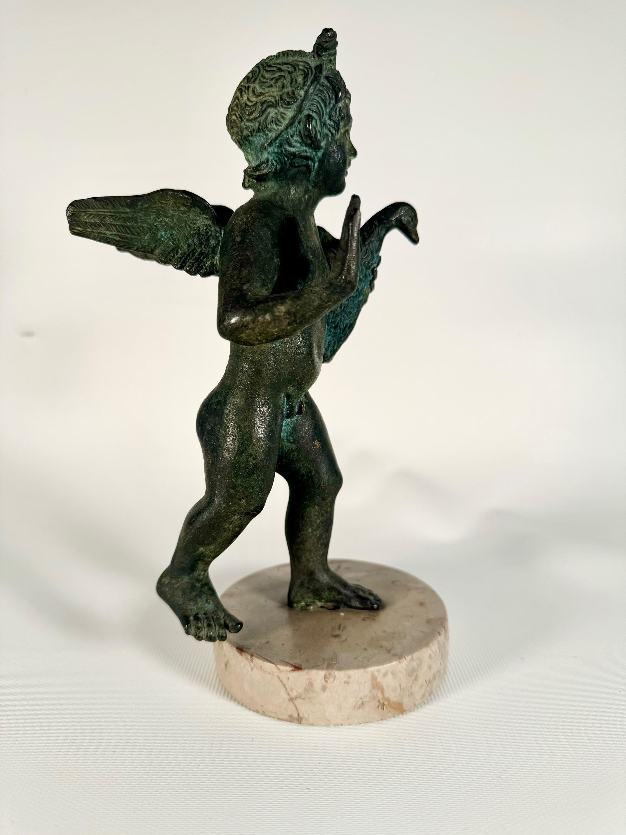 Romano classico Figura in bronzo di Cupido con un'oca sotto il braccio in vendita