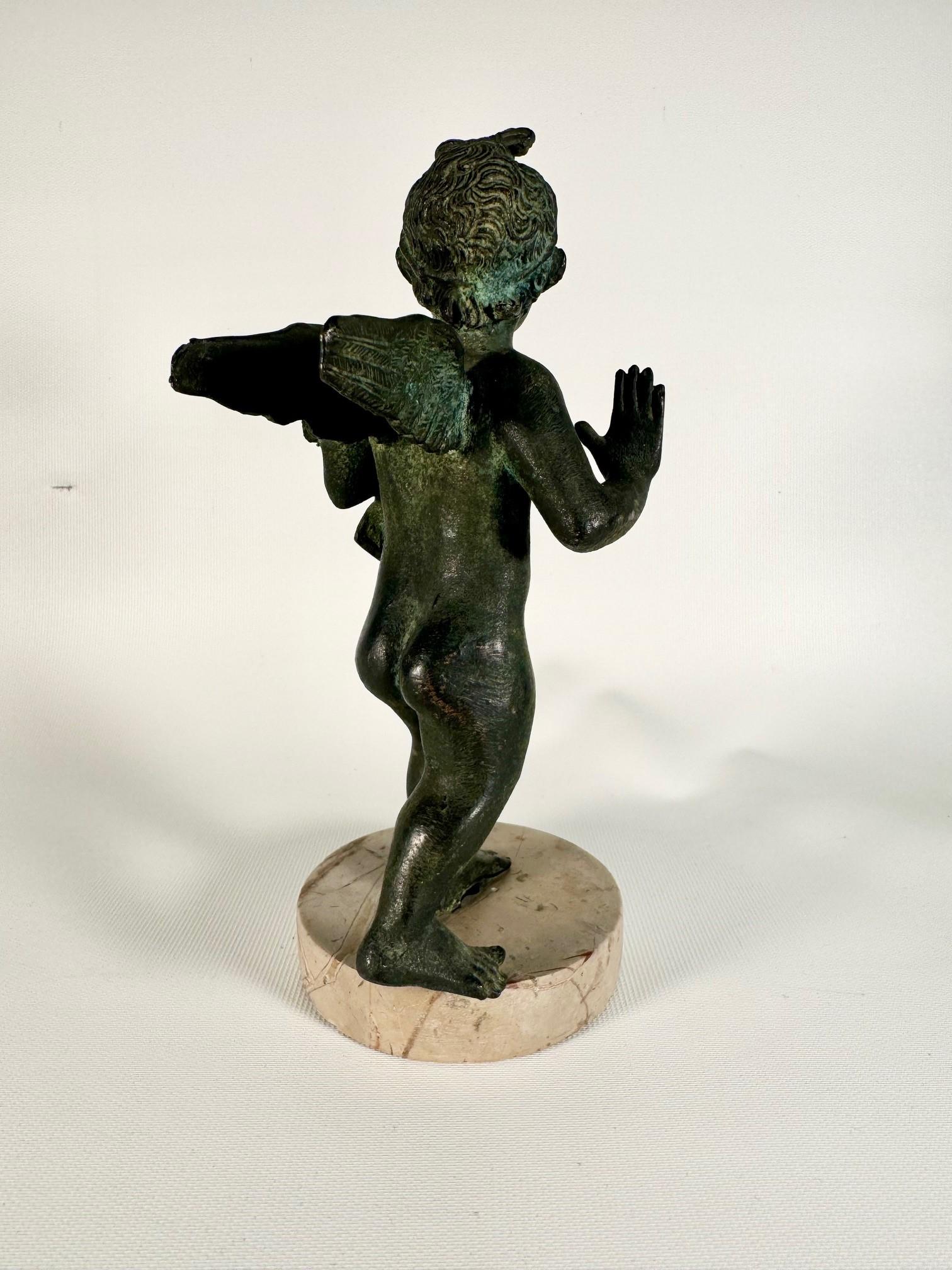 Italiano Figura in bronzo di Cupido con un'oca sotto il braccio in vendita