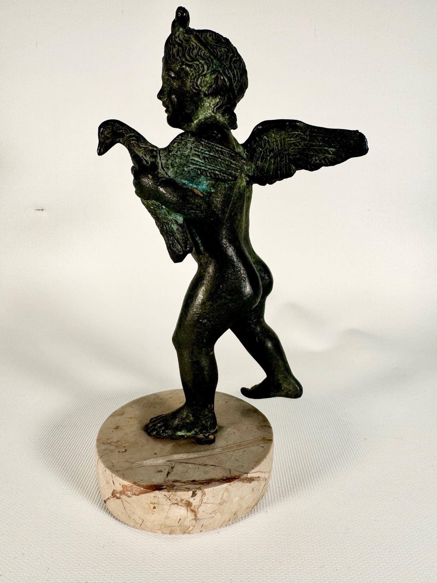 Calco Figura in bronzo di Cupido con un'oca sotto il braccio in vendita