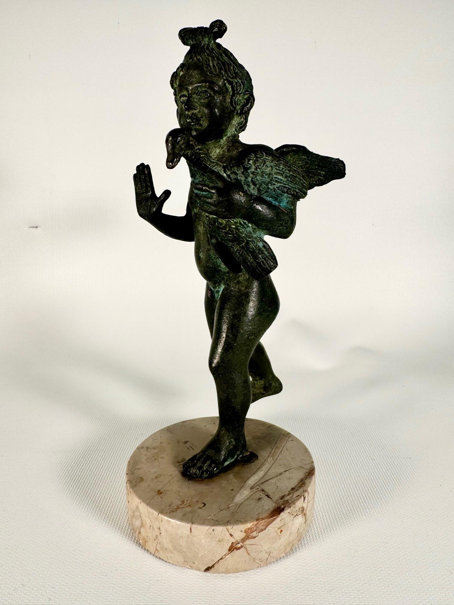 Figura in bronzo di Cupido con un'oca sotto il braccio In condizioni buone in vendita a Montreal, QC
