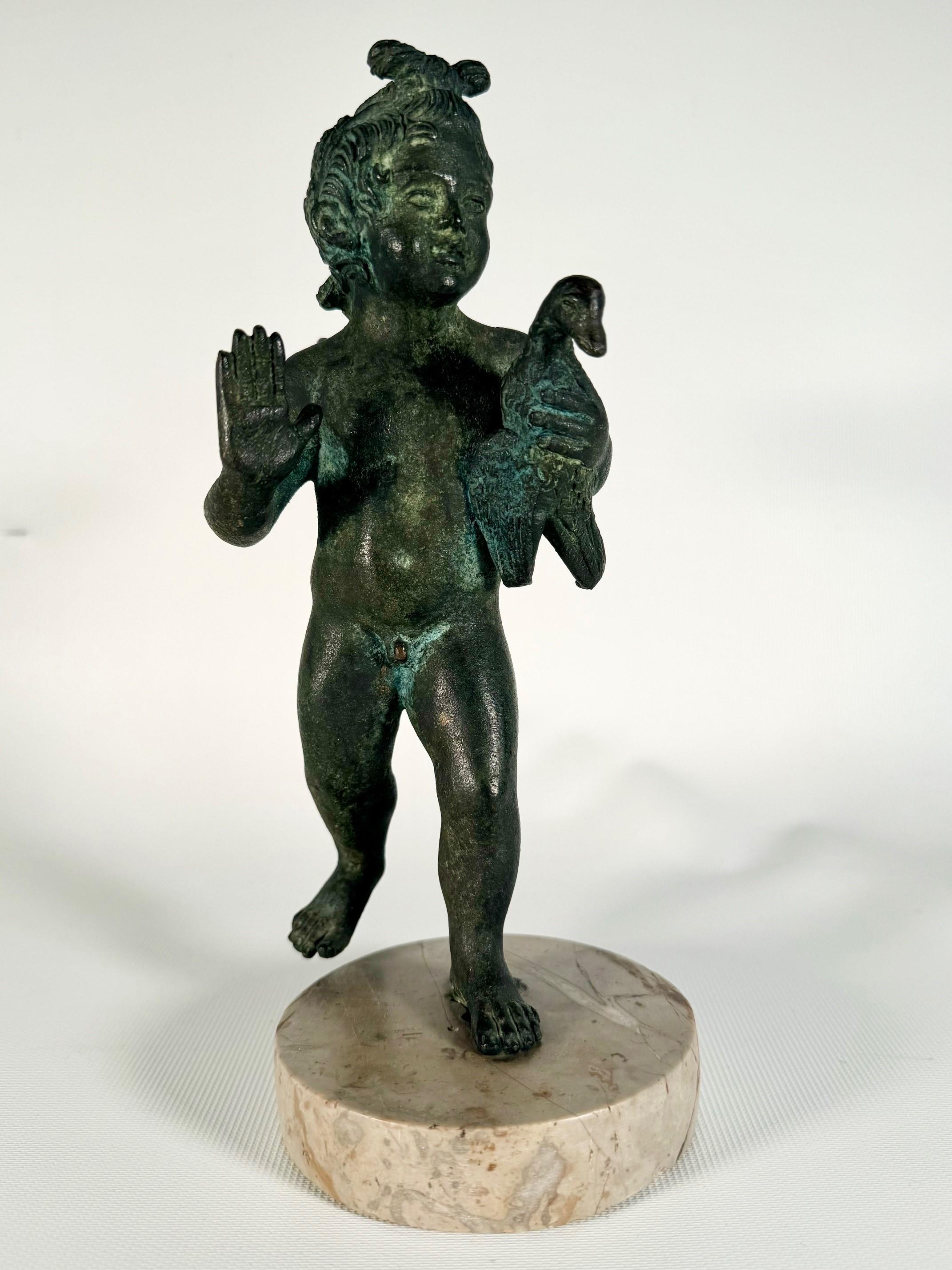 XX secolo Figura in bronzo di Cupido con un'oca sotto il braccio in vendita