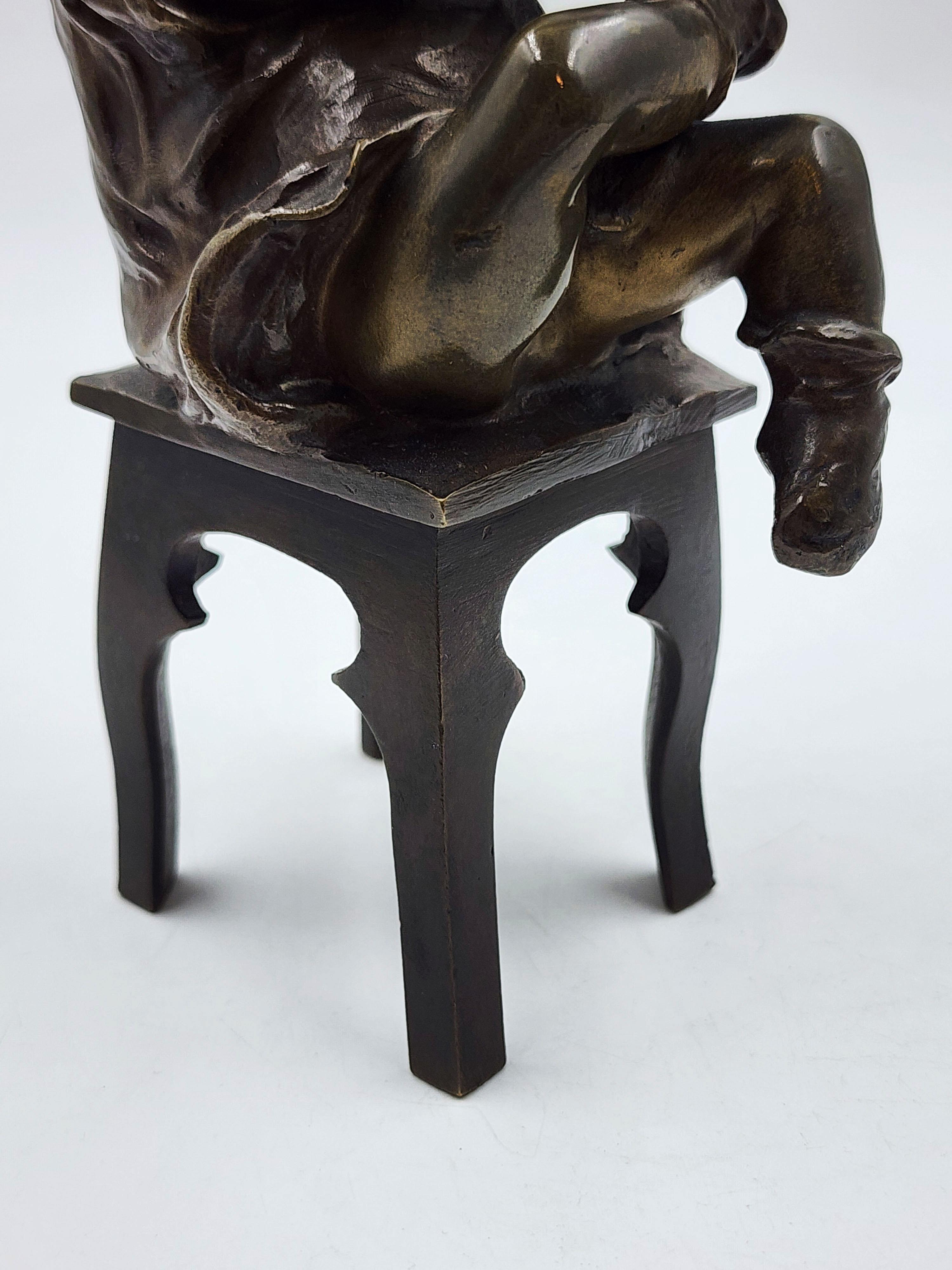 Figura di ragazza in bronzo di Juan Clara Ayats
Bellissima figura in bronzo con patina di una bambina con i riccioli che si mette le scarpe su uno sgabello; possiamo notare il dettaglio e la precisione con cui è stato realizzato l'intero pezzo ma