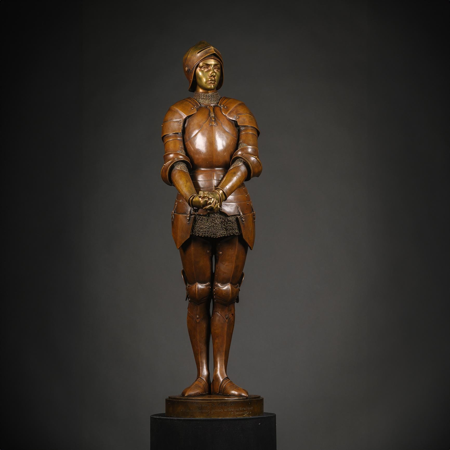 Grande figure en bronze patiné de Jeanne d'Arc Prisonnière, par Louis-Ernest Barrias (français, 1841-1905).

Jeanne d'Arc représentée debout, menottée, en armure et coiffée d'un casque bascinet.

Signé 