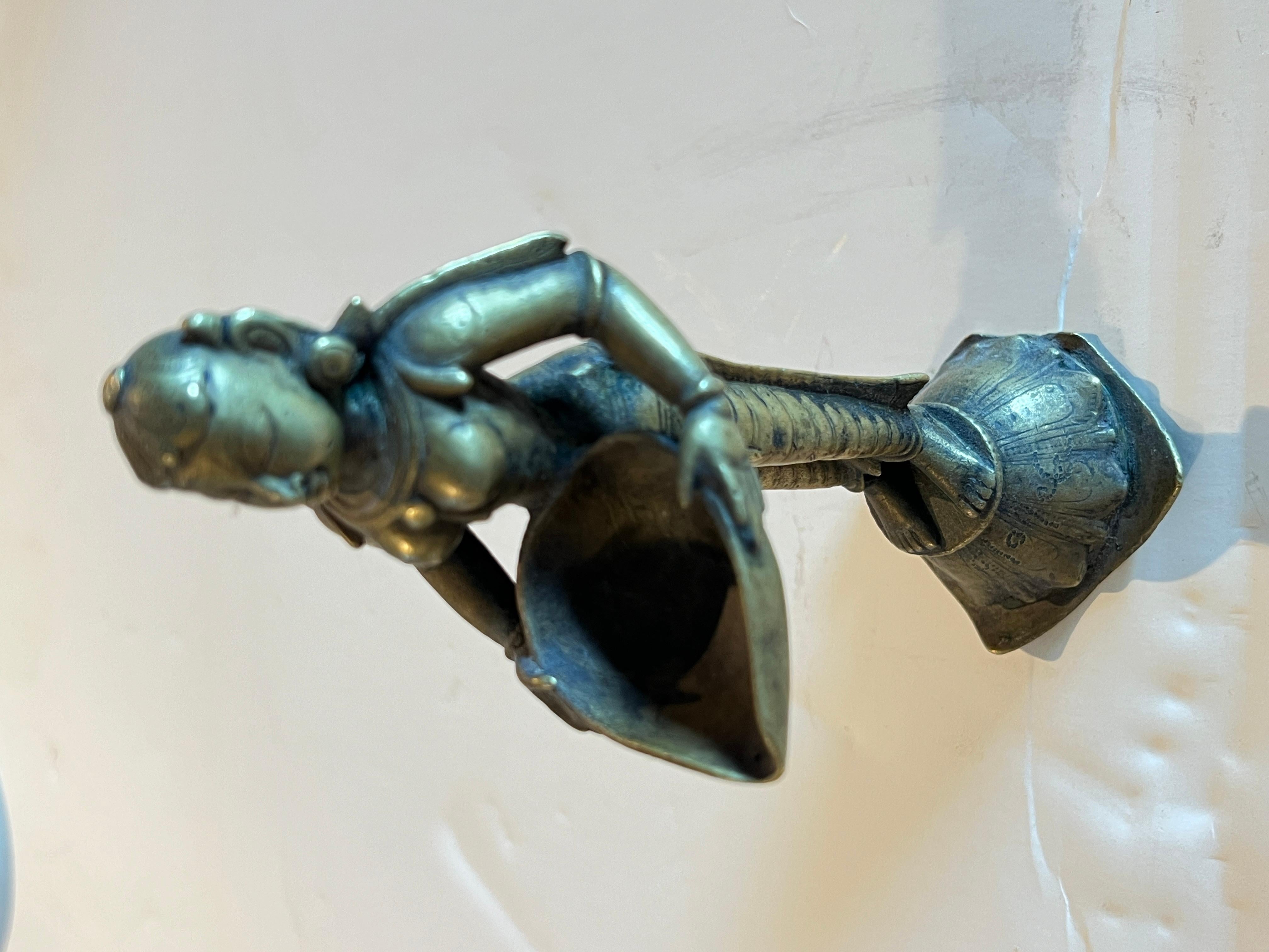 Figura in bronzo di Lakshmi che regge una lampada, India, XVIII secolo in vendita 4