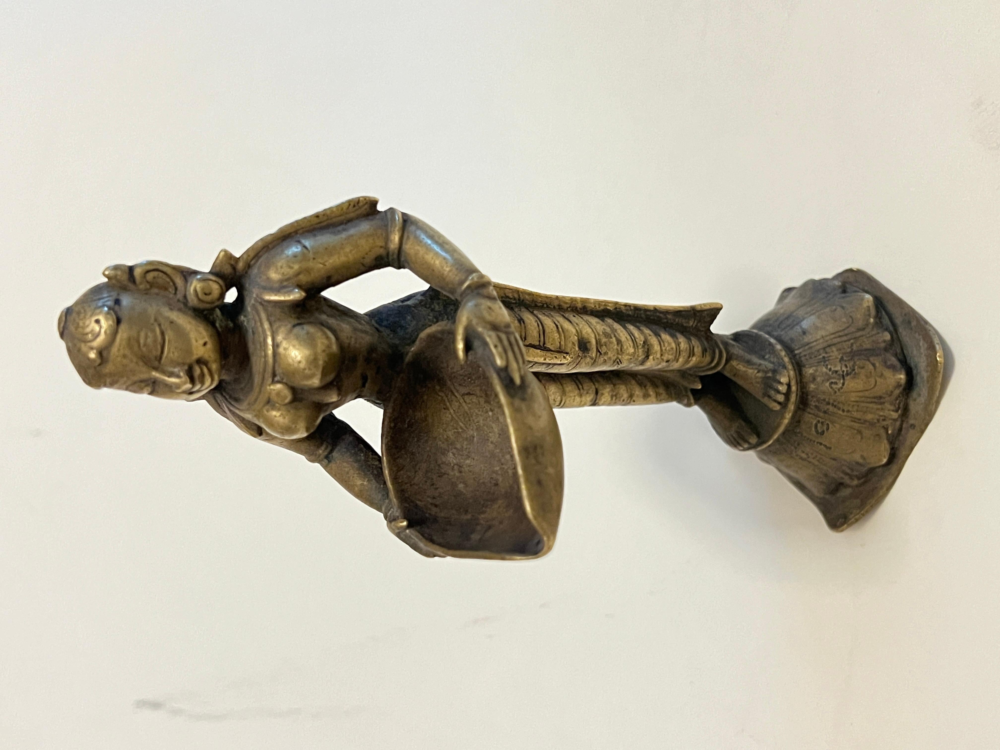 Figura in bronzo di Lakshmi che regge una lampada, India, XVIII secolo in vendita 5