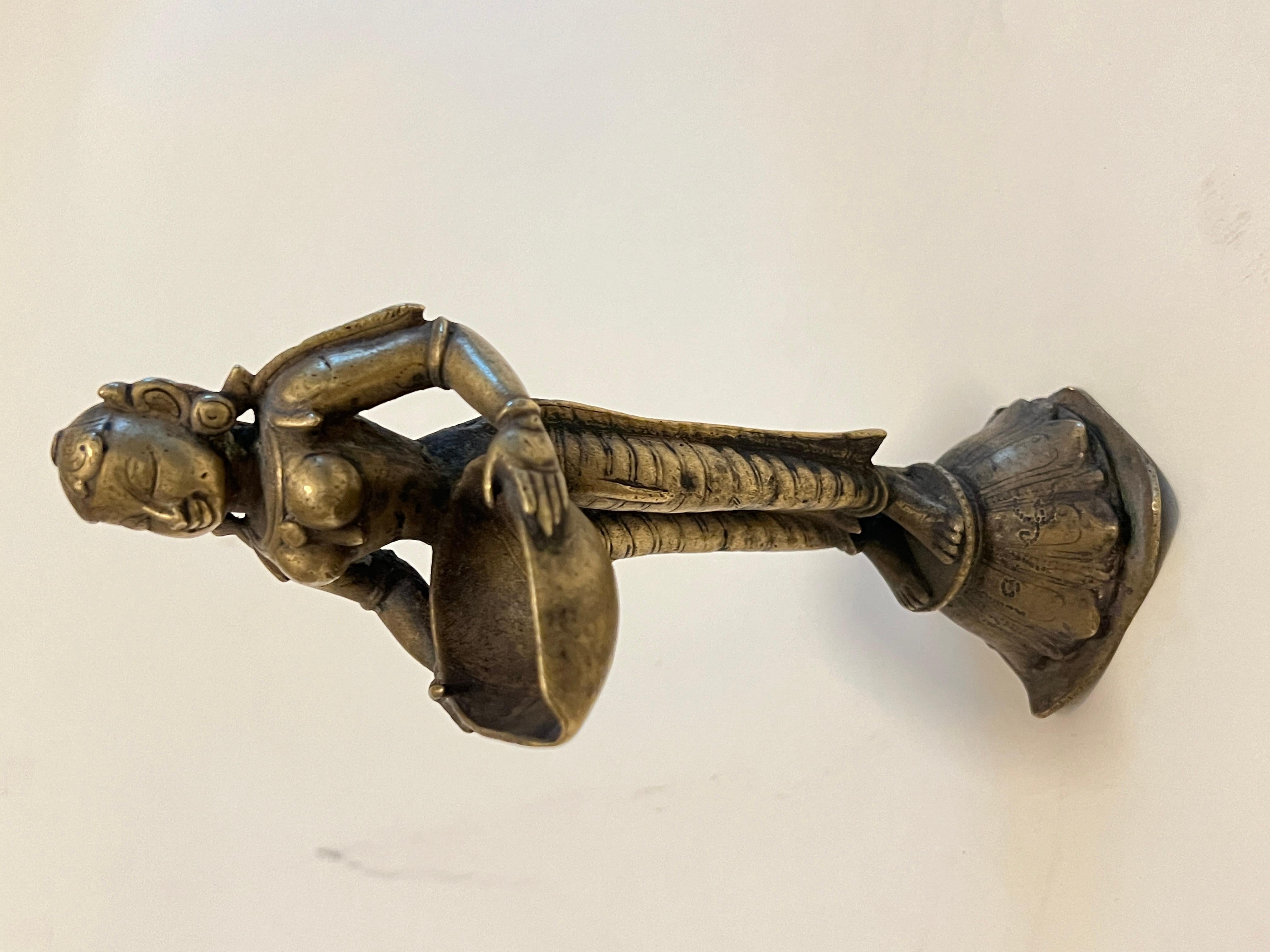 Figura in bronzo di Lakshmi che regge una lampada, India, XVIII secolo in vendita 6