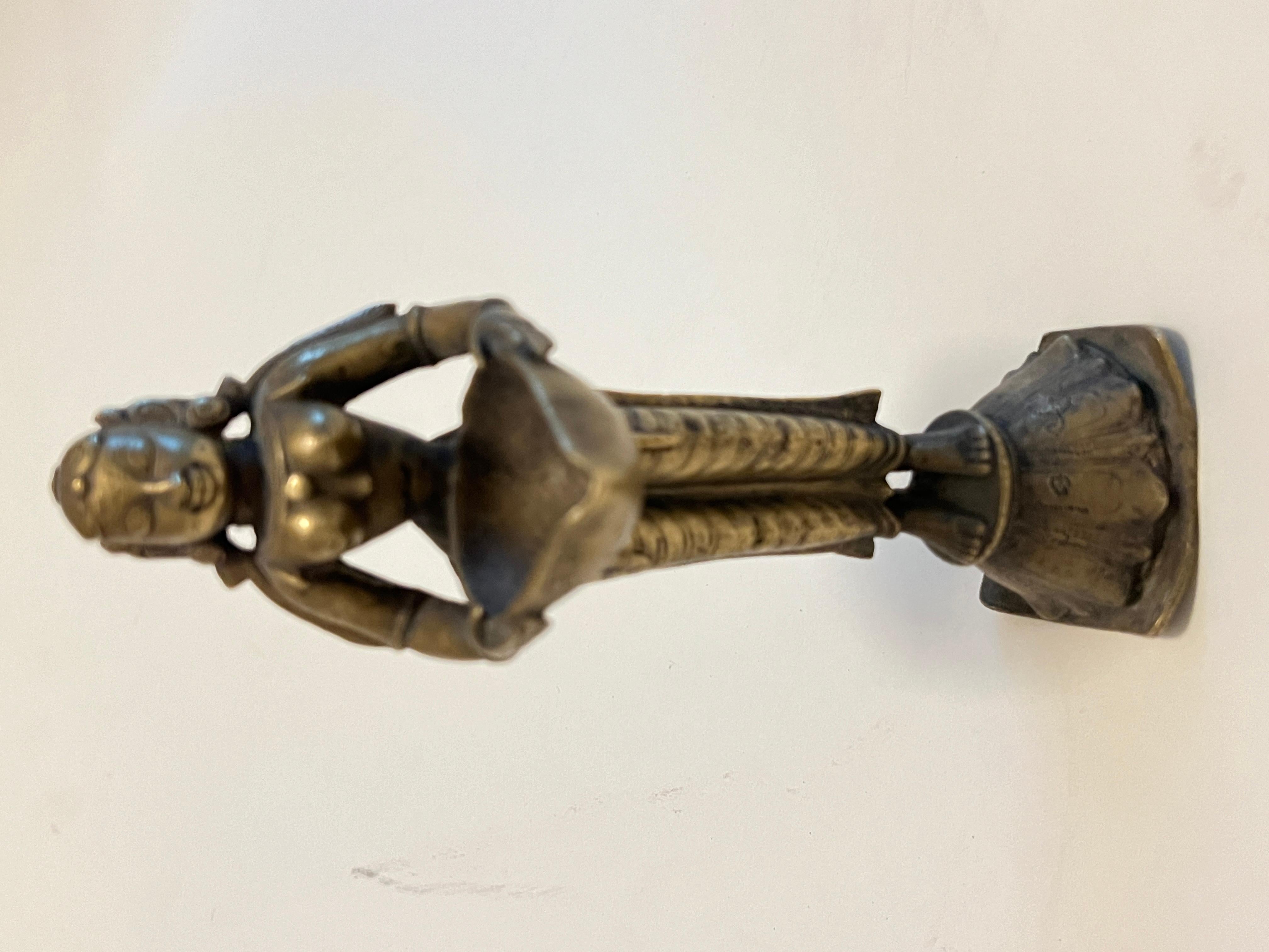 Figura in bronzo di Lakshmi che regge una lampada, India, XVIII secolo in vendita 7